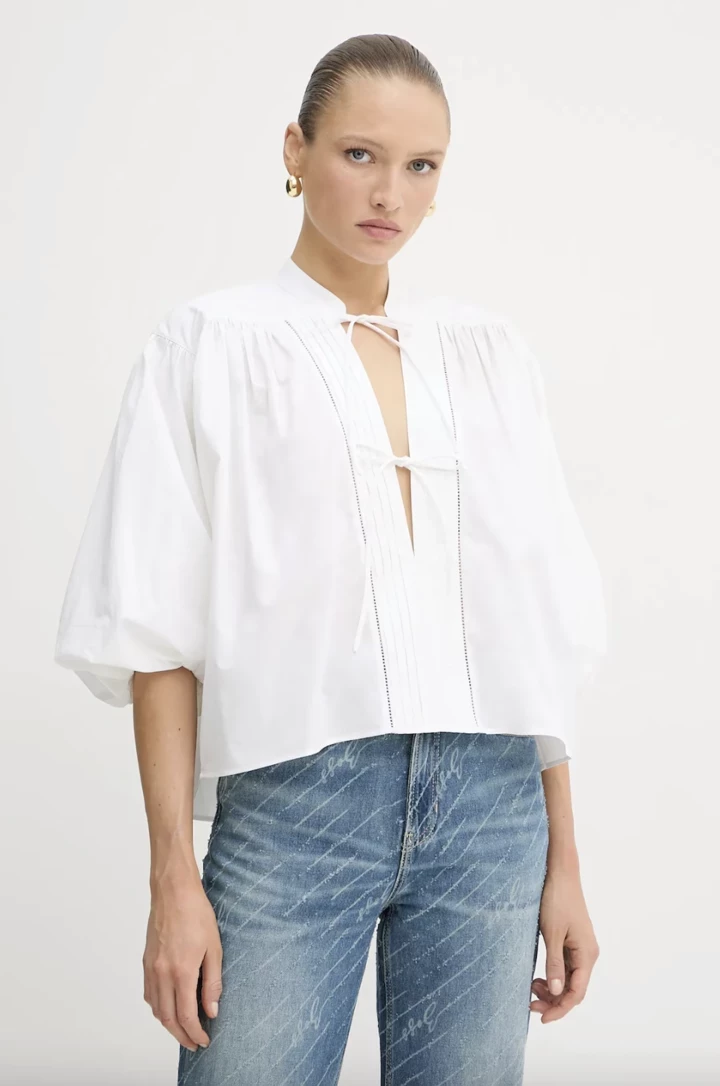 Легкі обриси й широкі штани – провідні тренди в одязі 2026.
4