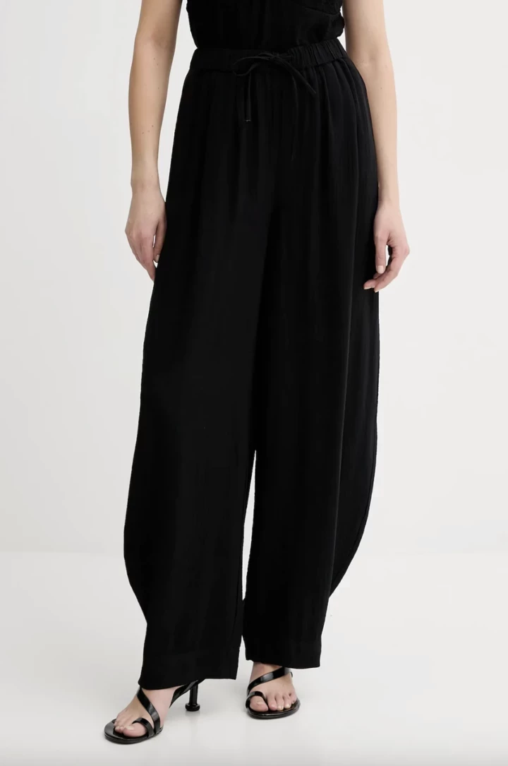 Легкі обриси й широкі штани – провідні тренди в одязі 2026.
9