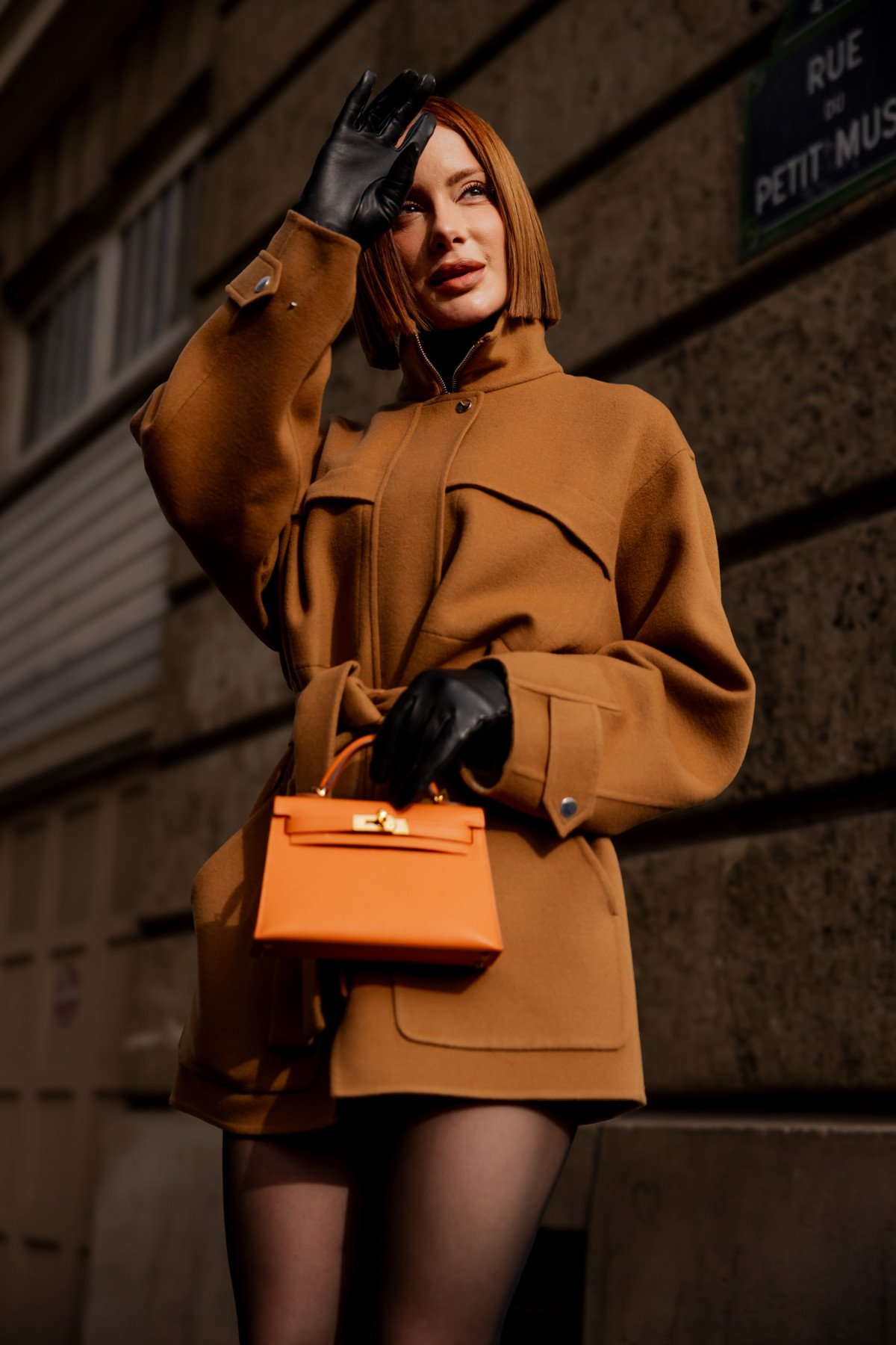 Від шкіряних курток до укорочених плащів: парижанки хизуються найелегантнішим верхнім одягом на весну 2026-го
3