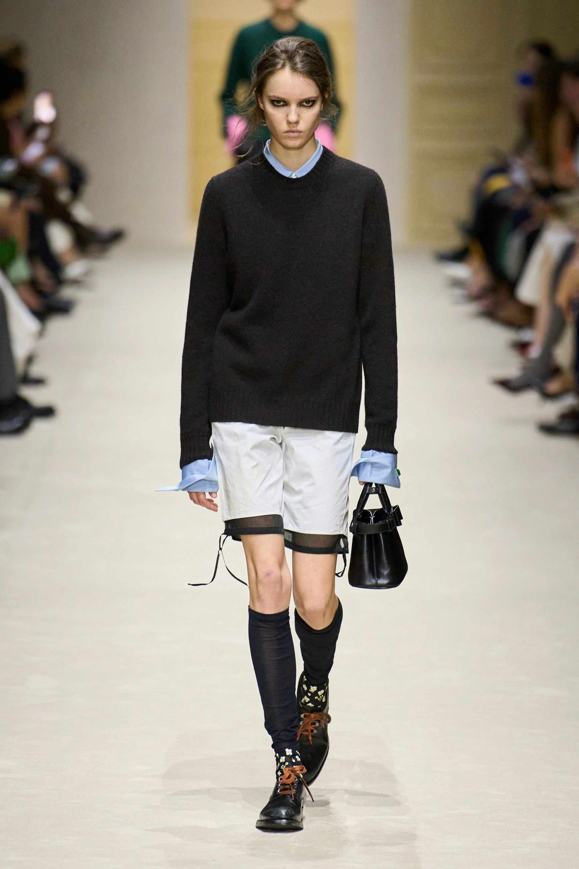 П'ятнадцять манекенниць, шістдесят луків та нашарування: свіжа збірка Prada осінь-зима 2026/2027
15