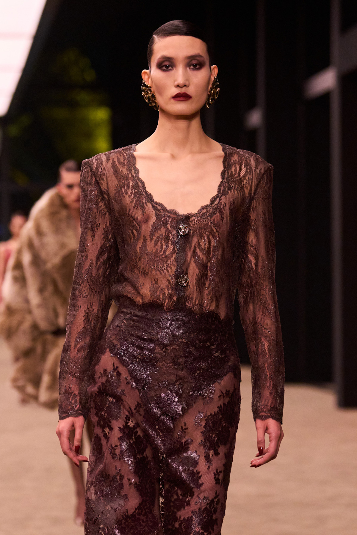 Зіркові гості Saint Laurent: Пфайффер, Мосс та інші переглядають подіумні тренди.
15