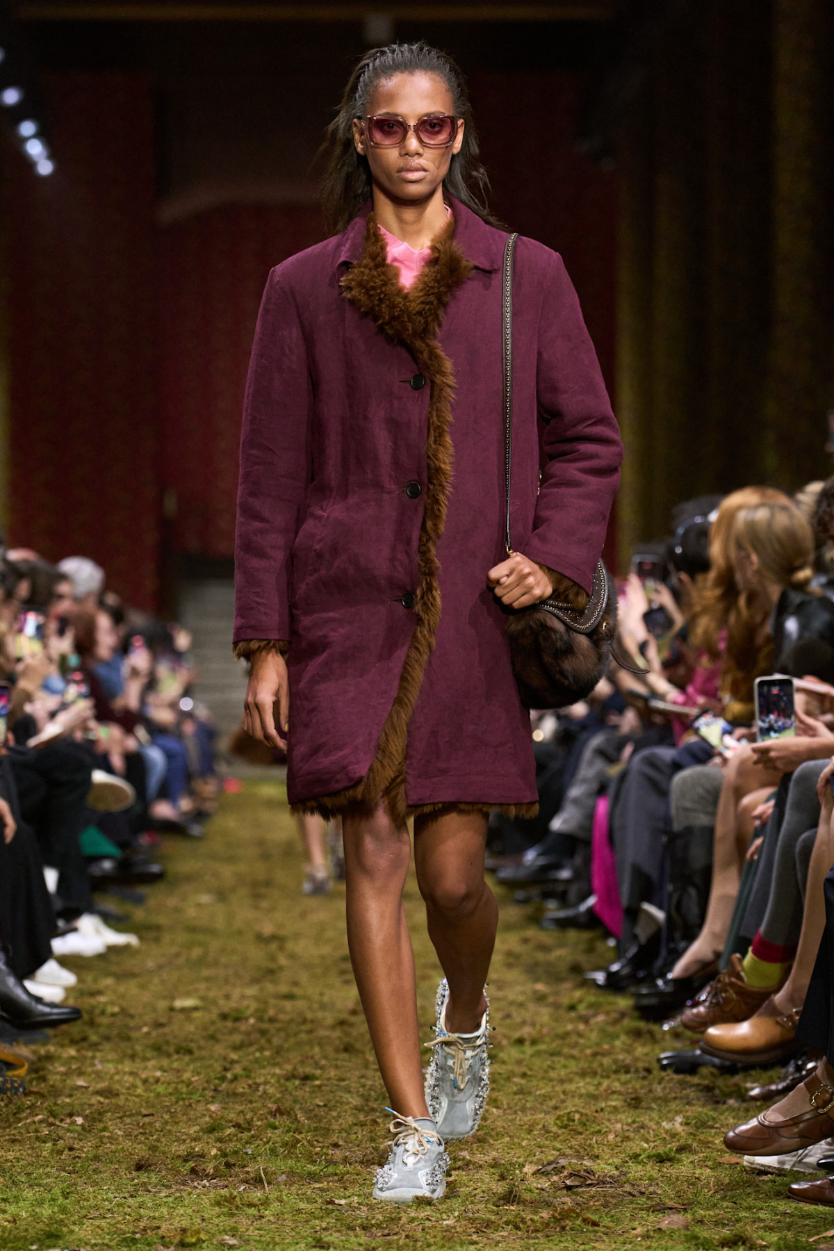 Джуліанна Мур здивувала всіх, дефілюючи на показі Miu Miu.
13