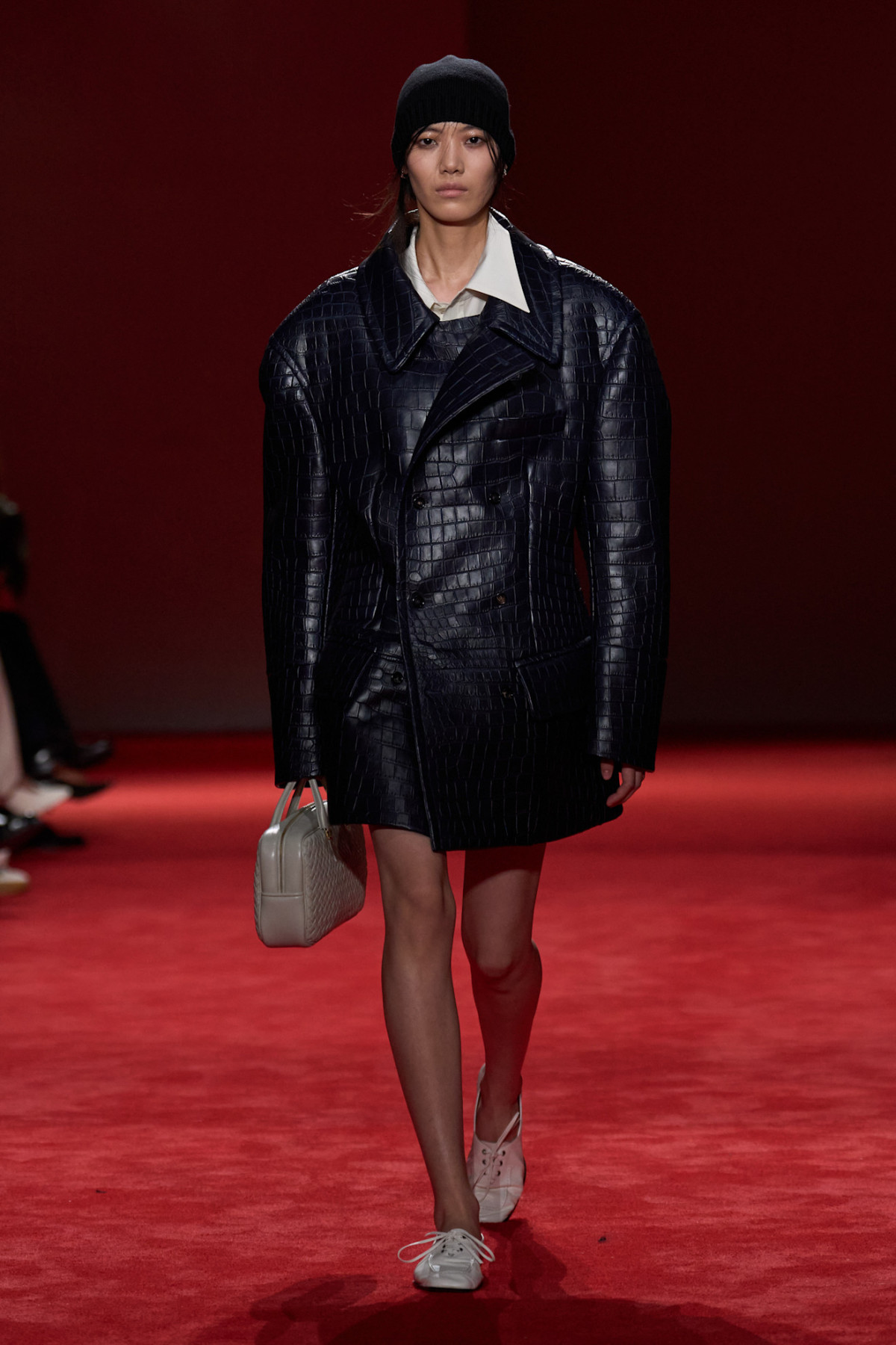 Округлені силуети та блискучі хутра: ключові тренди з показу Bottega Veneta
8