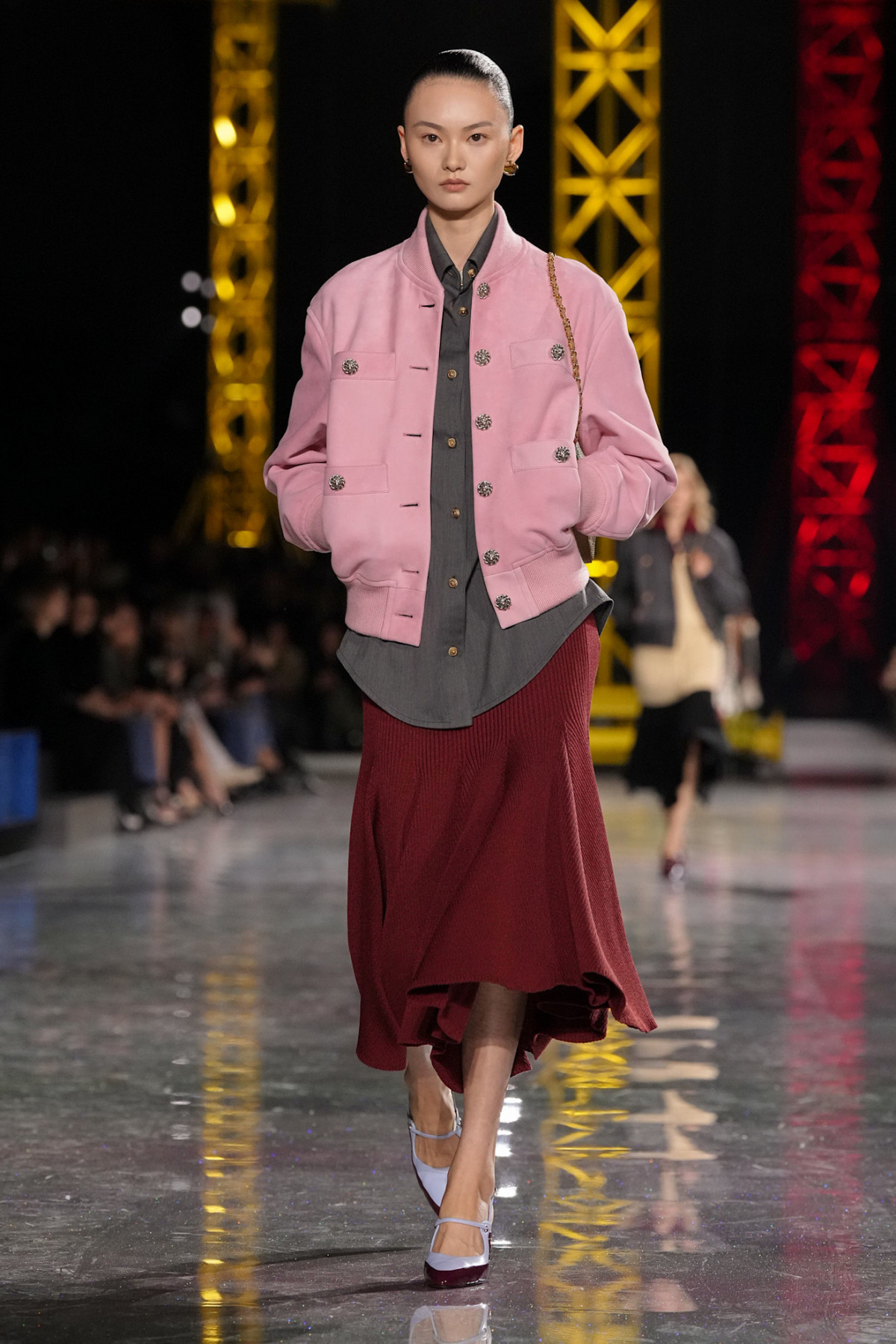 Блазі шокував публіку супернизькою посадкою штанів на показі Chanel, опустивши пояс нижче стегон.
27