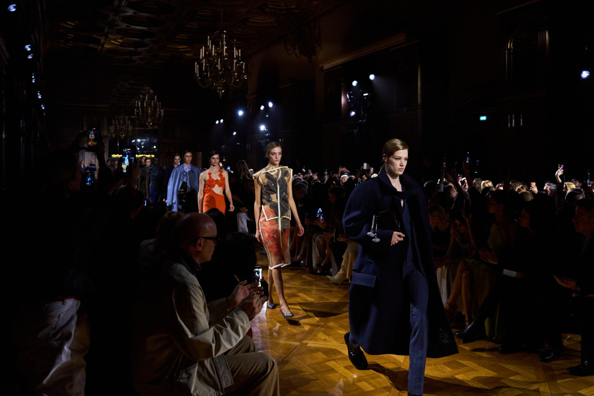 Передня лінія показу Victoria Beckham: у чому сім'я Бекхемів відвідала Тиждень моди в Парижі
0