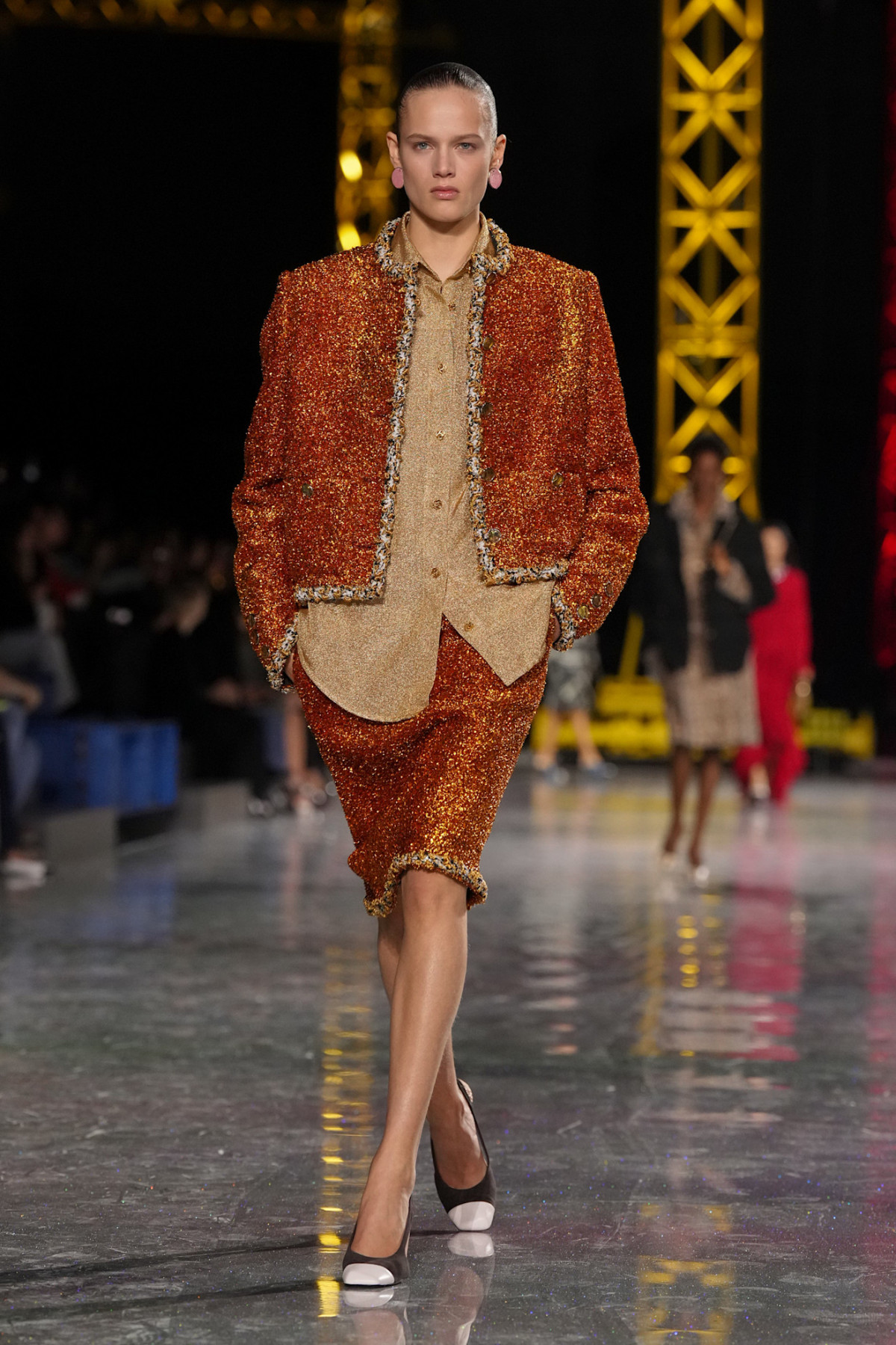 Блазі шокував публіку супернизькою посадкою штанів на показі Chanel, опустивши пояс нижче стегон.
31