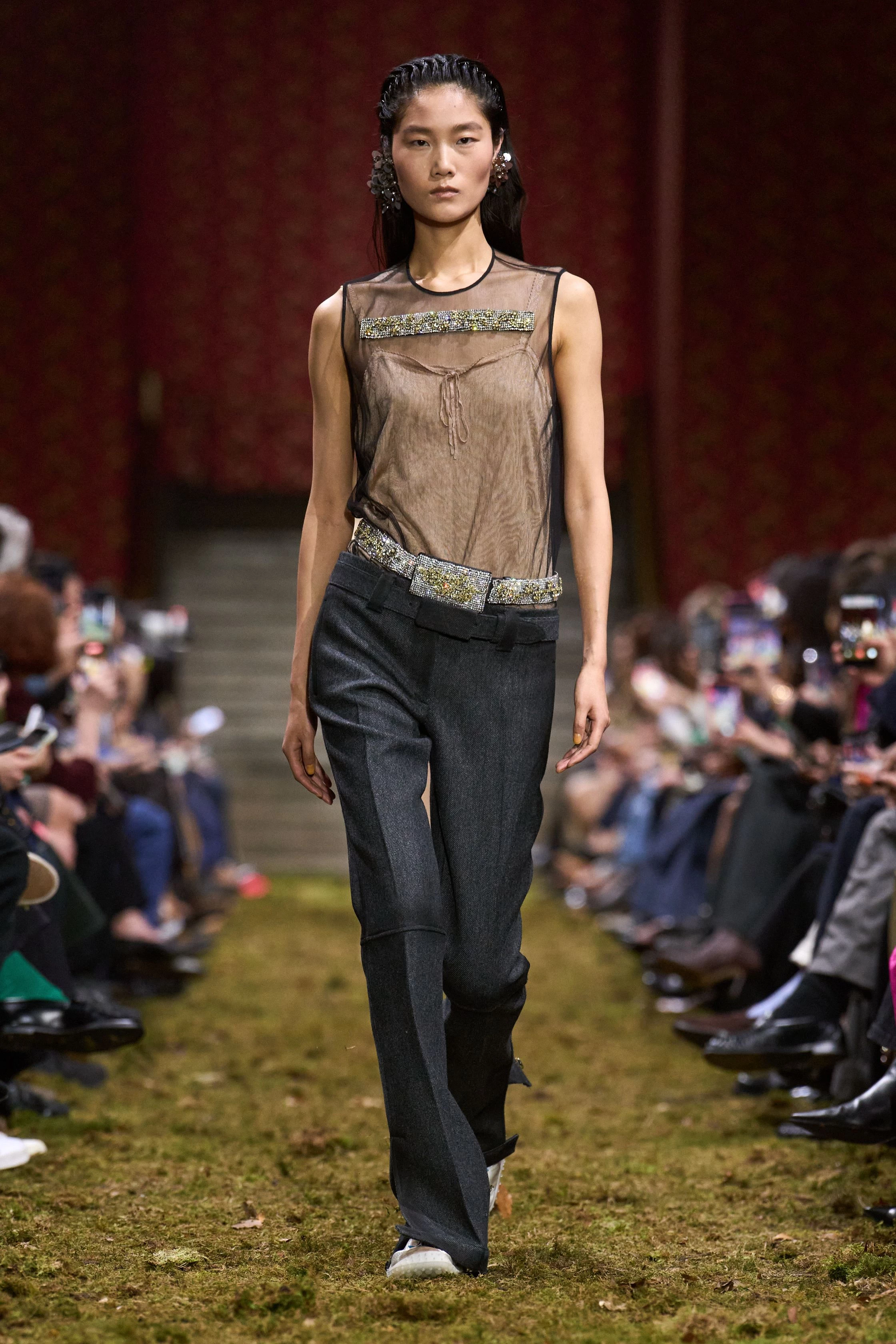 Свіжа лінія Miu Miu осінь-зима 2026/2027: мінімалістична концепція від Miuccia Prada
13