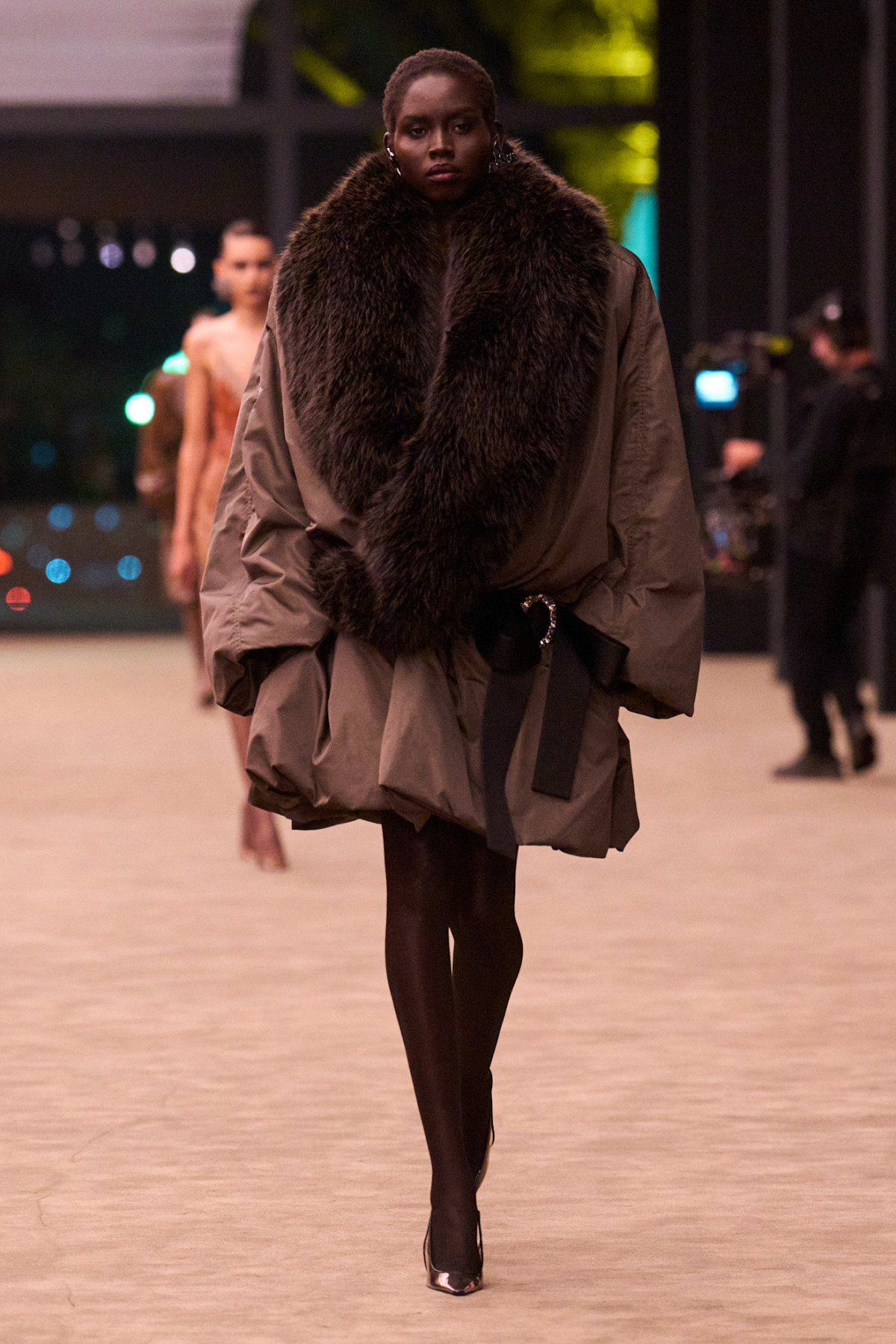 Зіркові гості Saint Laurent: Пфайффер, Мосс та інші переглядають подіумні тренди.
24