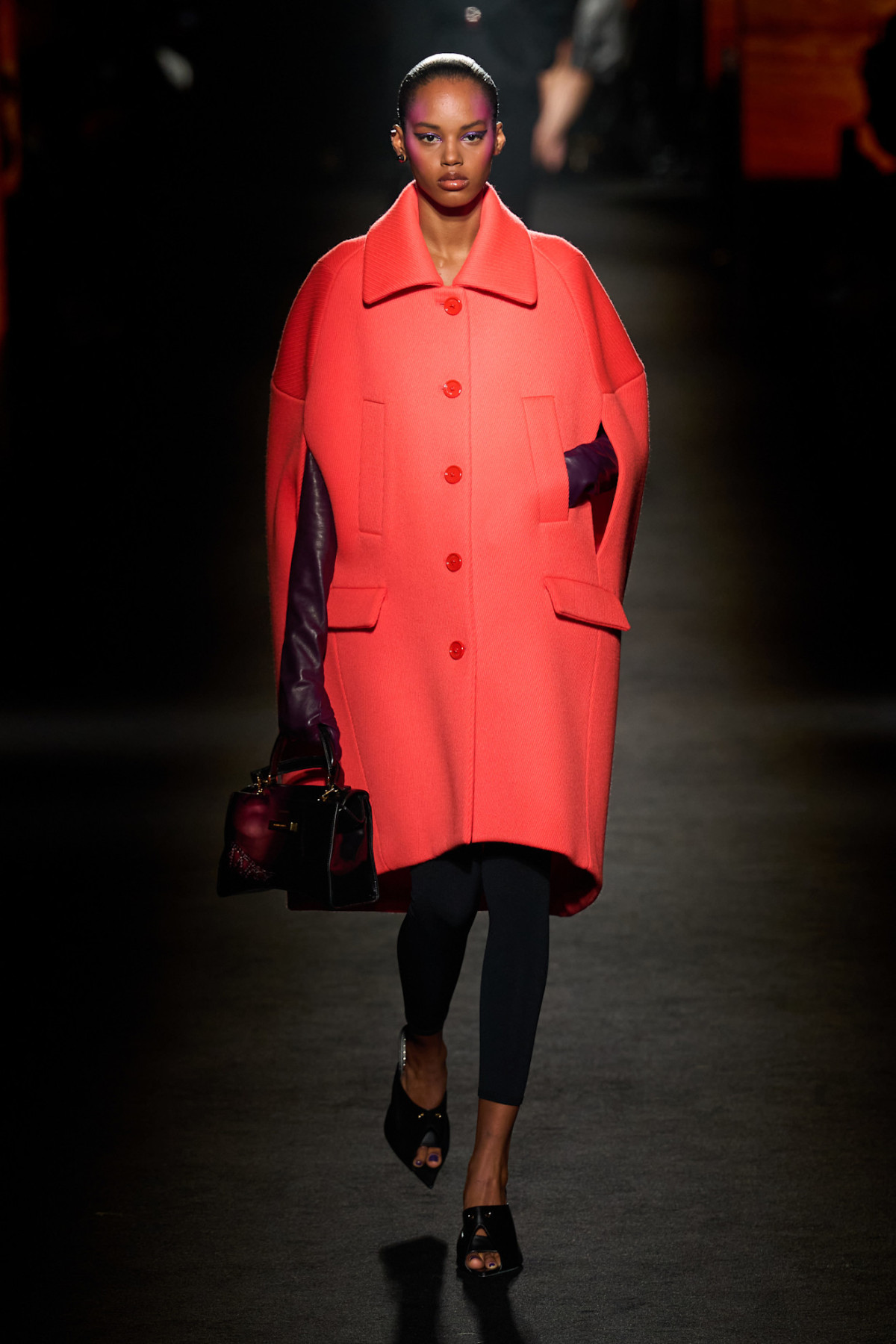 Вісім ключових порад від Balenciaga для стильного оновлення гардеробу.
16