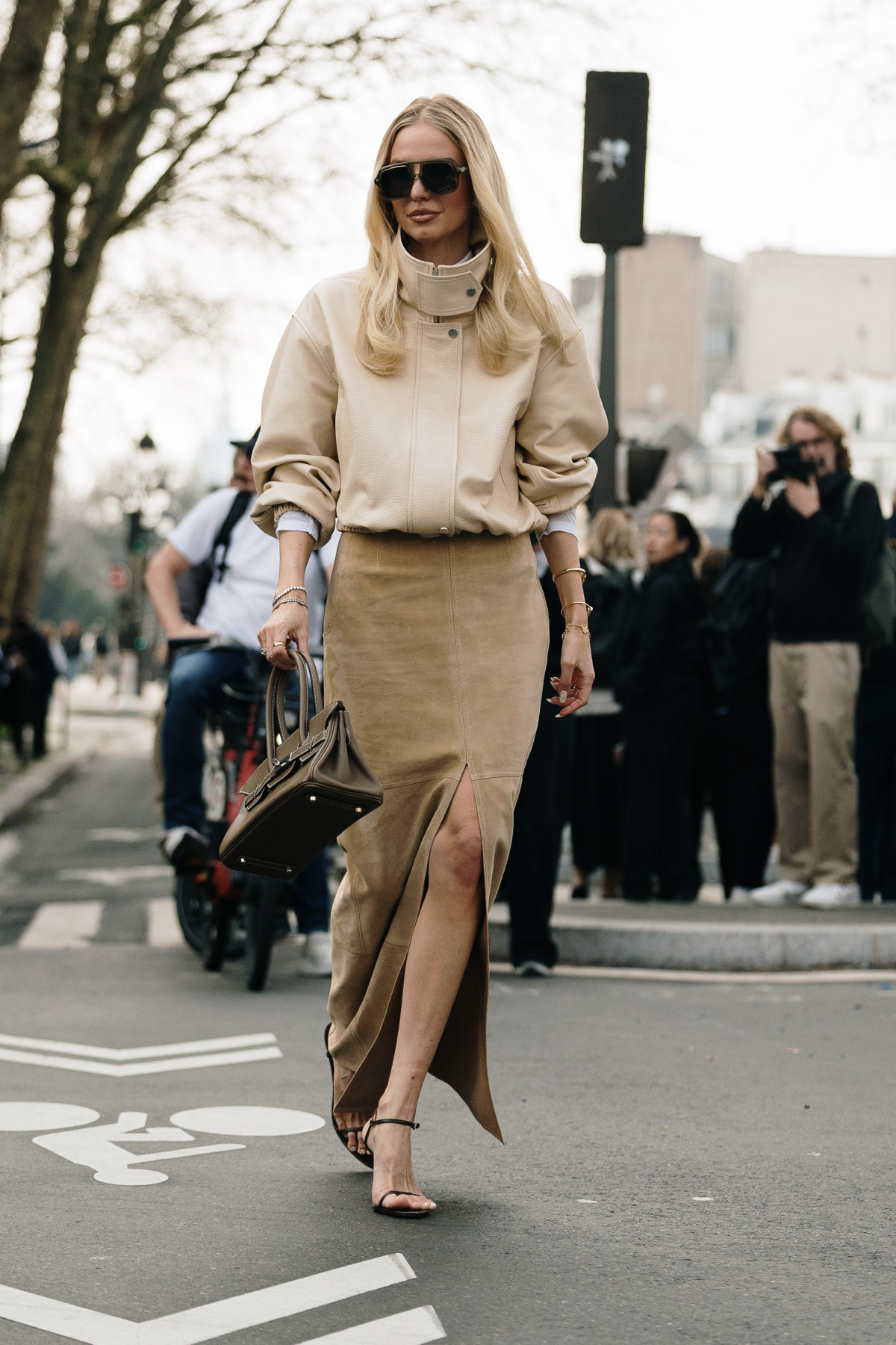 Від шкіряних курток до укорочених плащів: парижанки хизуються найелегантнішим верхнім одягом на весну 2026-го
9