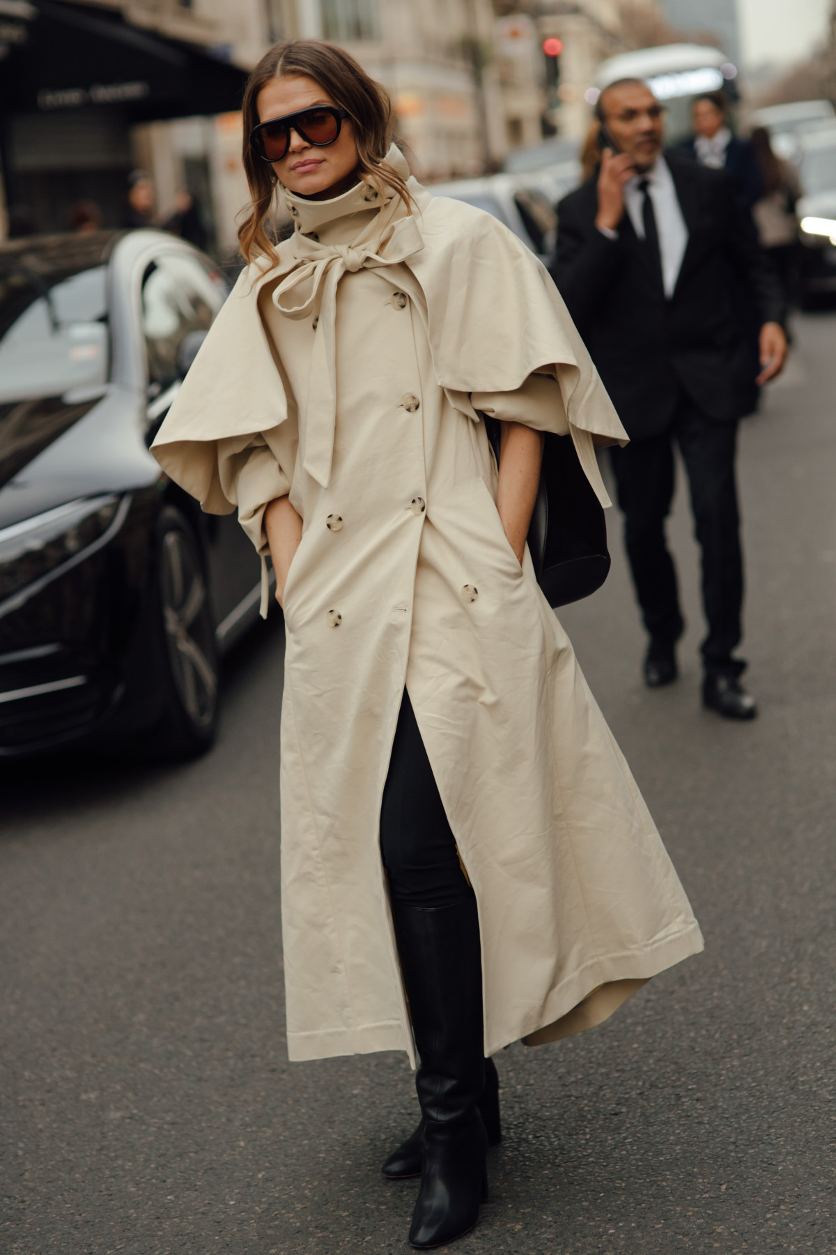 Від шкіряних курток до укорочених плащів: парижанки хизуються найелегантнішим верхнім одягом на весну 2026-го
12
