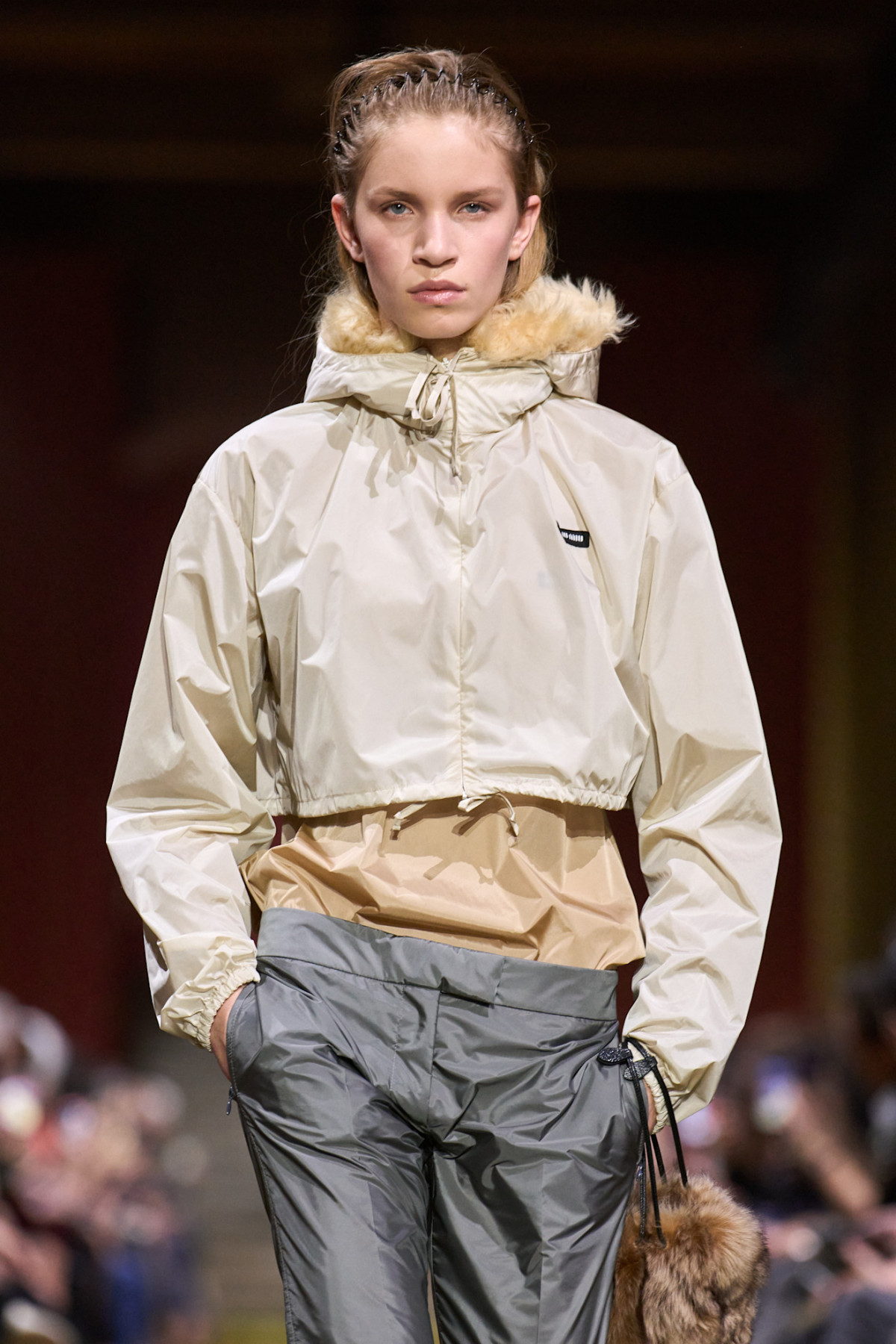 Джуліанна Мур здивувала всіх, дефілюючи на показі Miu Miu.
11