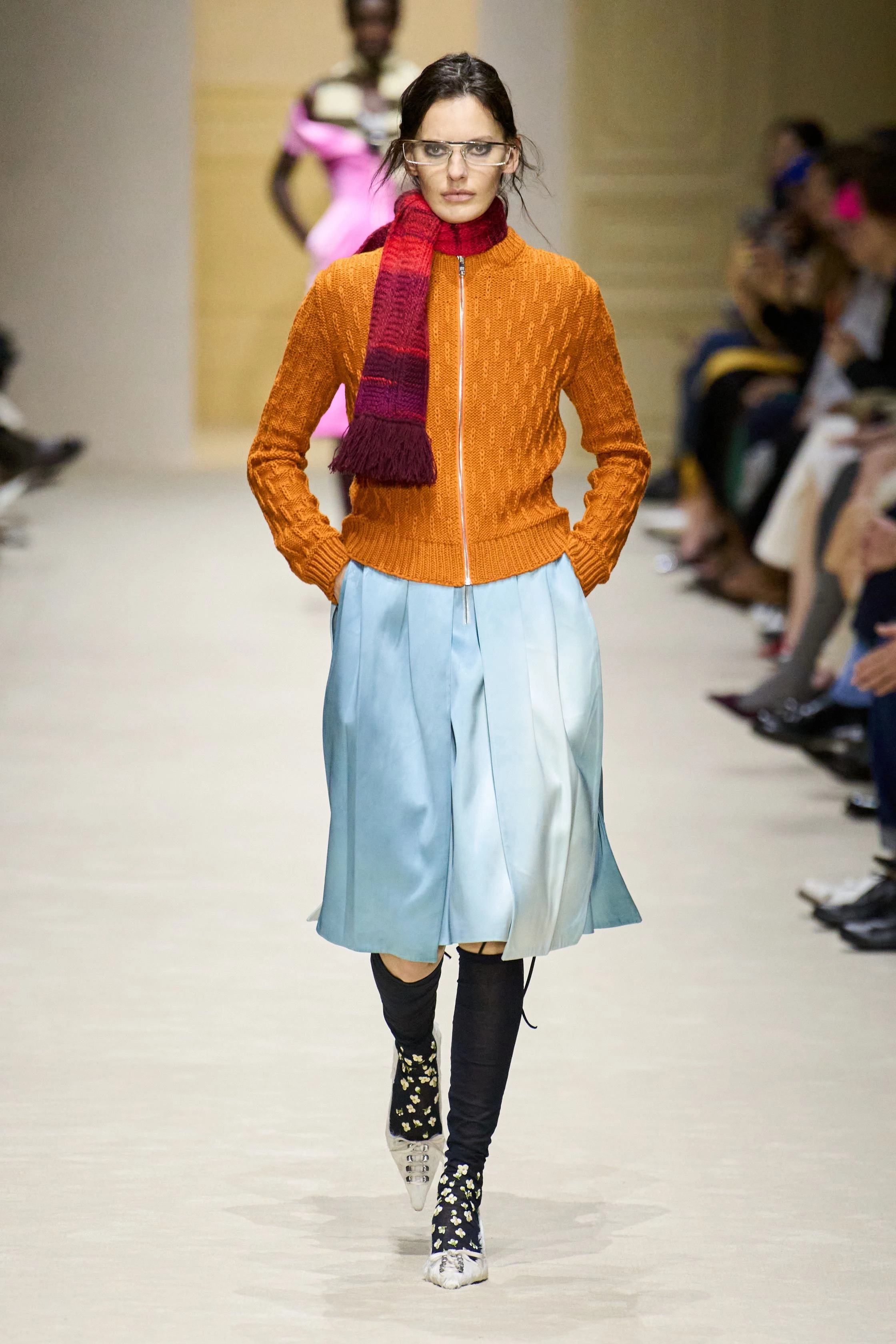 П'ятнадцять манекенниць, шістдесят луків та нашарування: свіжа збірка Prada осінь-зима 2026/2027
13