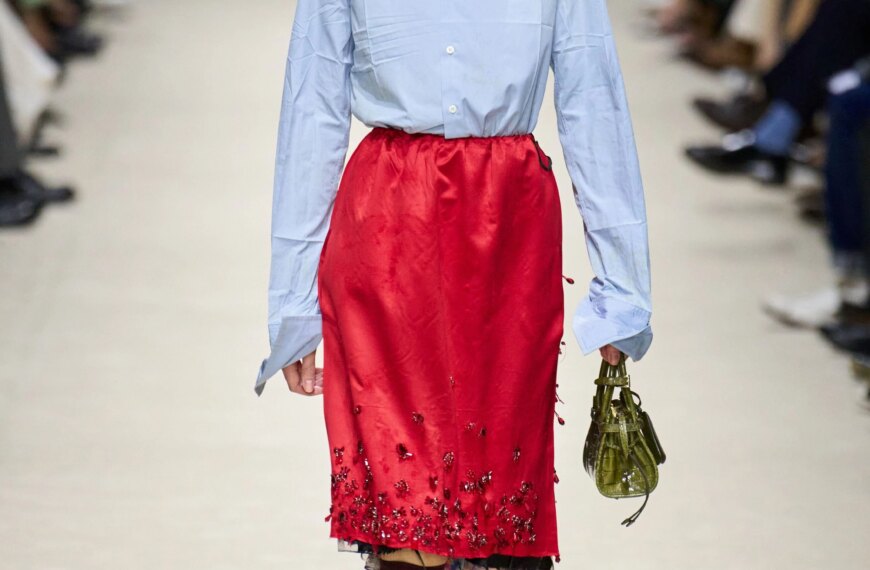 Поєднання синього та червоного – актуальний колористичний тренд для яскравості стилю.