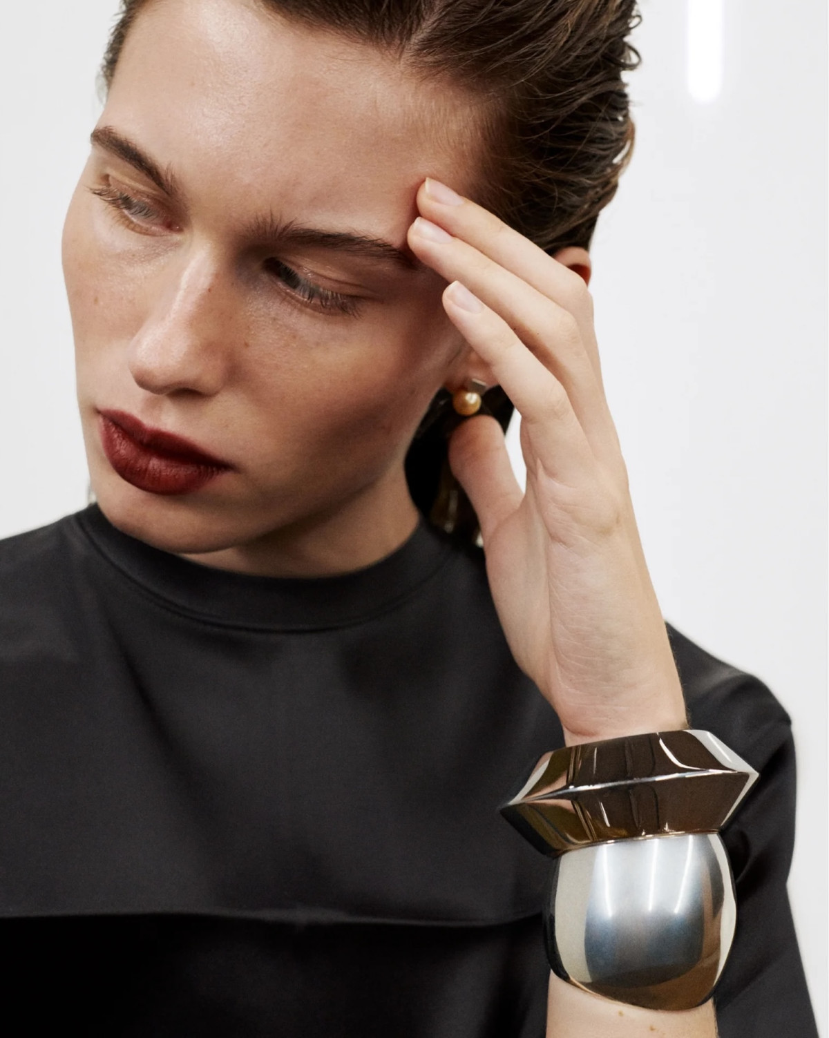 Фібі Файло: тріумфальне повернення мінімалізму в новій лінійці E
21