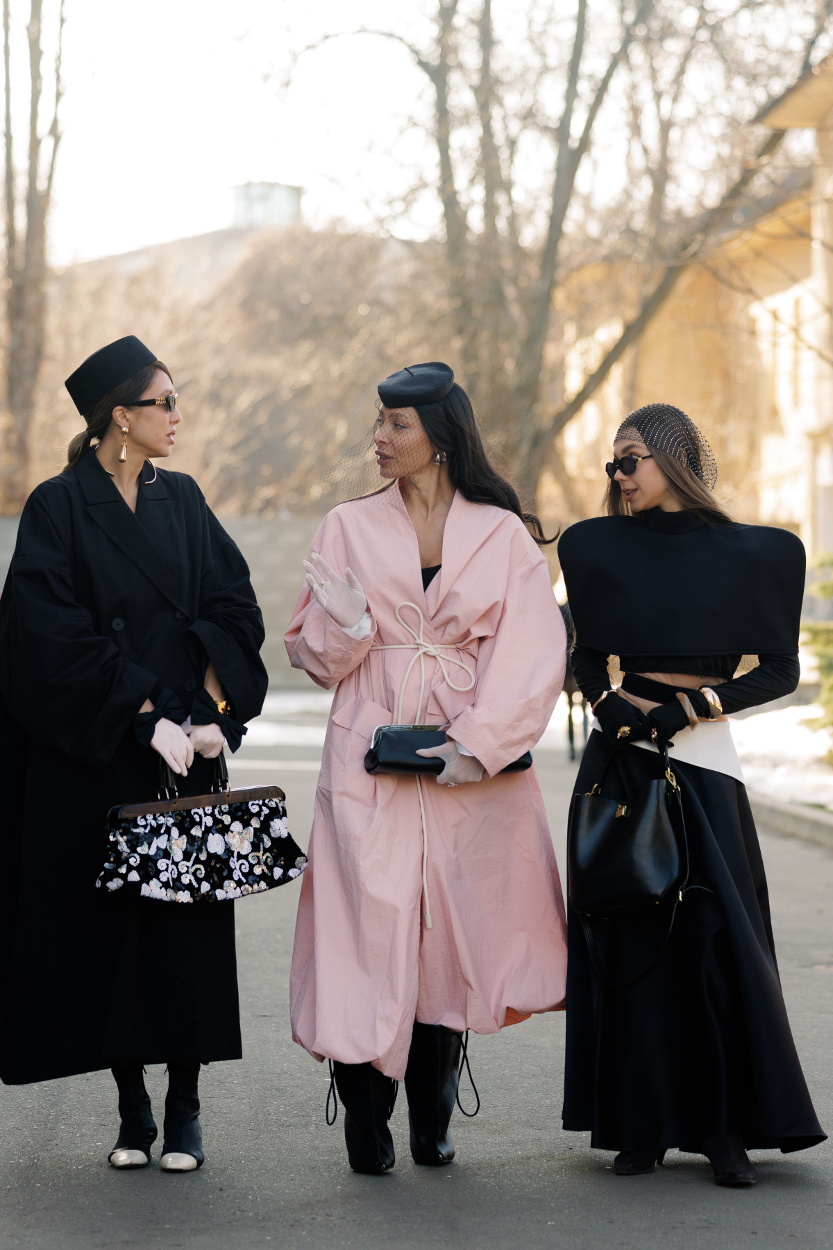 Вулична мода: образи відвідувачів третього дня Ukrainian Fashion Week осінньо-зимового сезону 2026/27
2