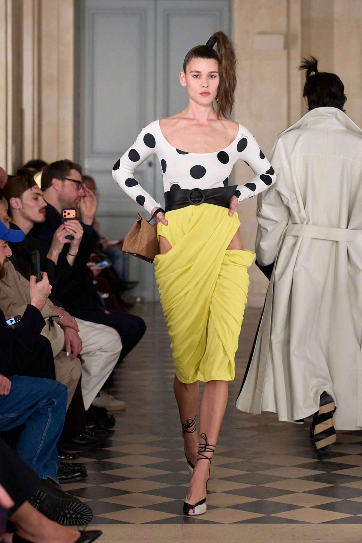 Jacquemus: кокетливий кітч, висока мода та зачіски-“пальми” в стилі 80-х
6