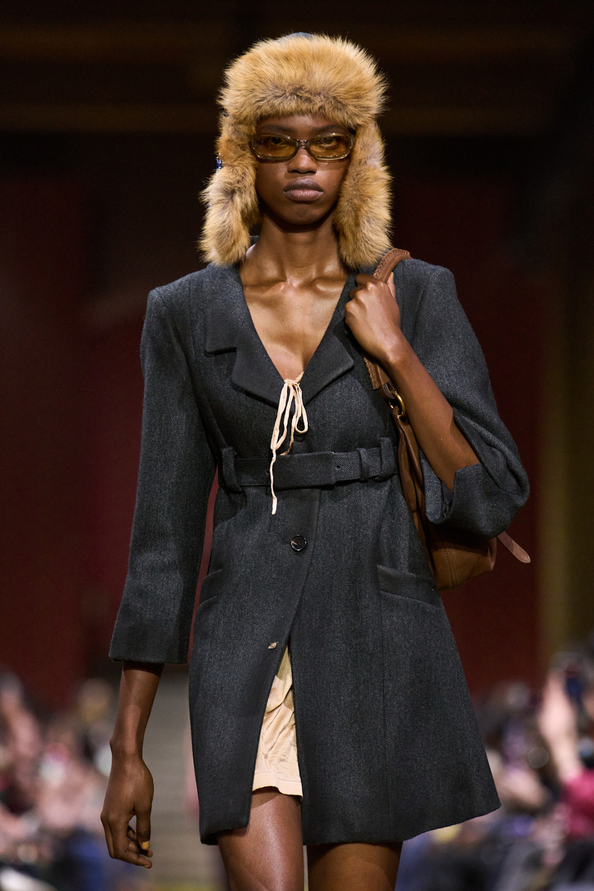 Джуліанна Мур здивувала всіх, дефілюючи на показі Miu Miu.
7