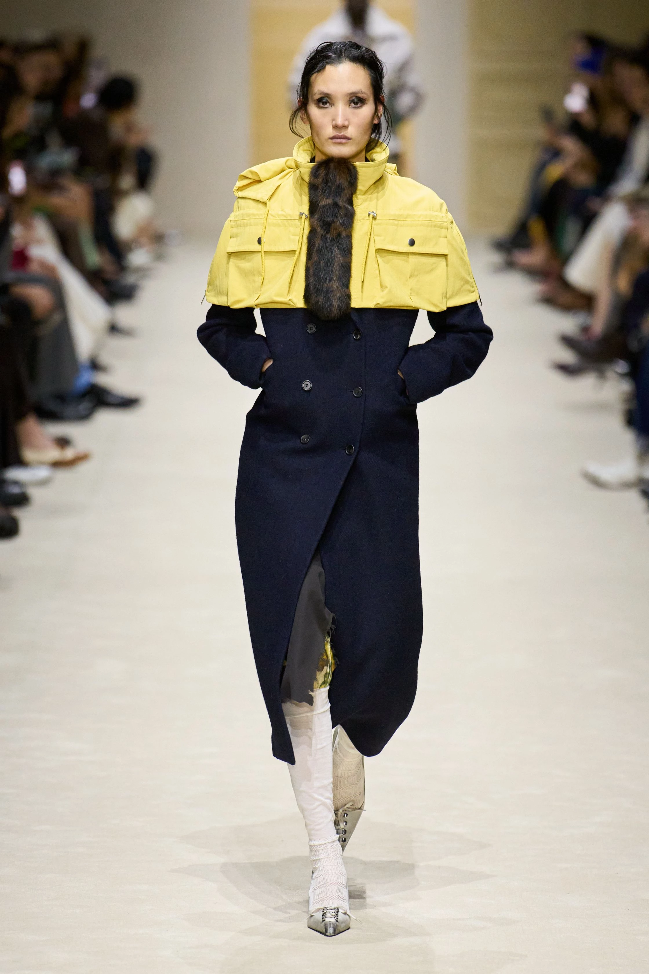 П'ятнадцять манекенниць, шістдесят луків та нашарування: свіжа збірка Prada осінь-зима 2026/2027
1