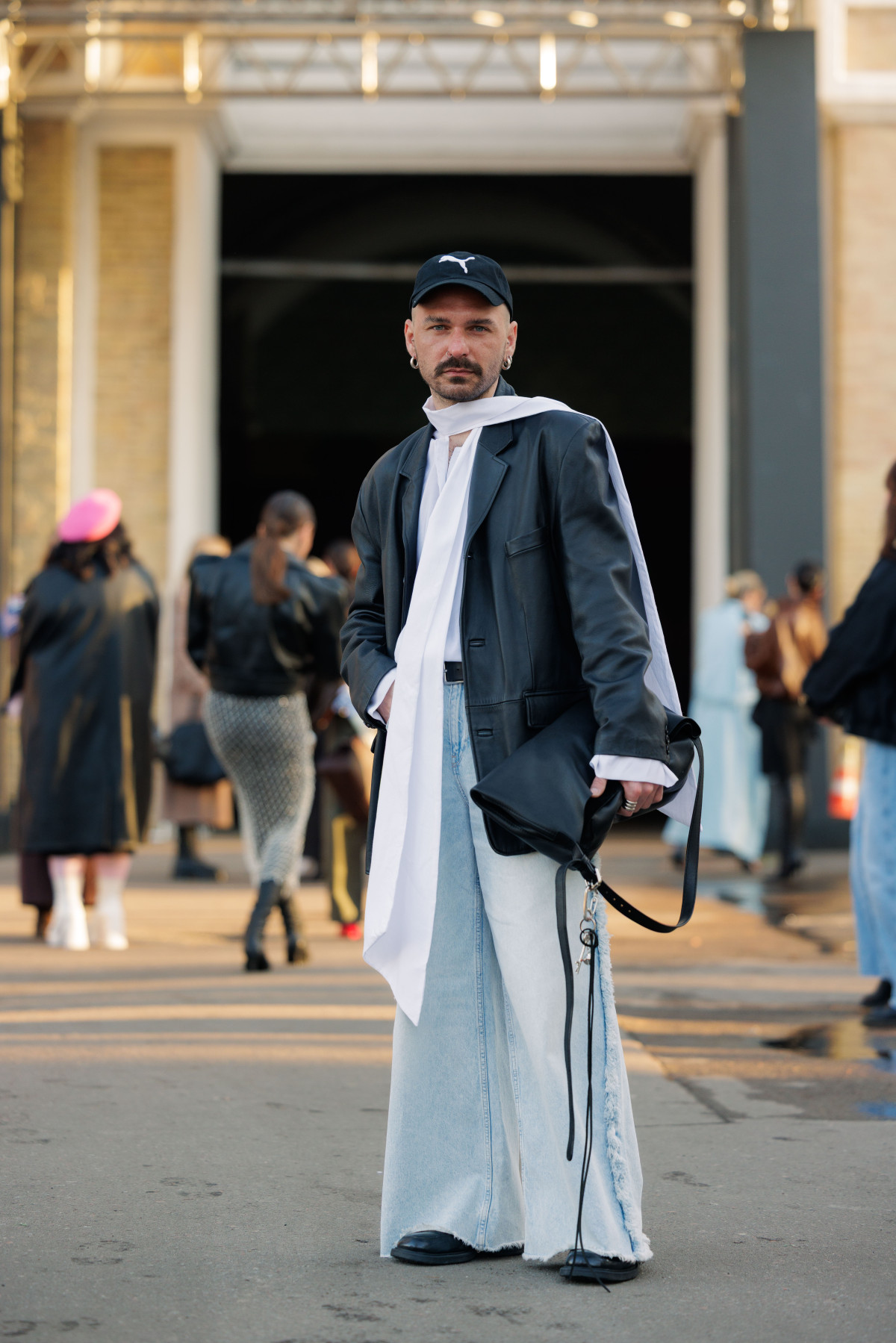 Вулична мода: образи від відвідувачів другого дня Ukrainian Fashion Week, осінь-зима 2026/2027
34