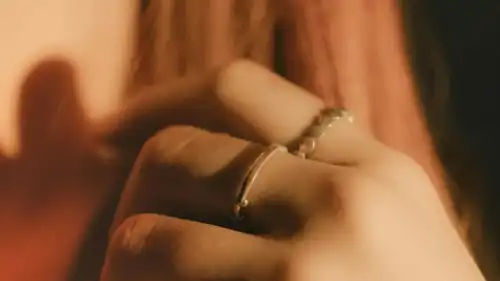 Яке враження справляє дама без обручки?