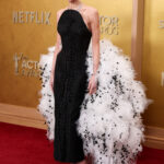 Демі Мур вбранні зі шкіри рептилії та пір’яним хвостом започатковує віяння на червоній доріжці Actor Awards