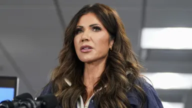 Чому Трамп звільнив Крісті Ноем? Її відповідь ICE, звинувачення у зраді та інше