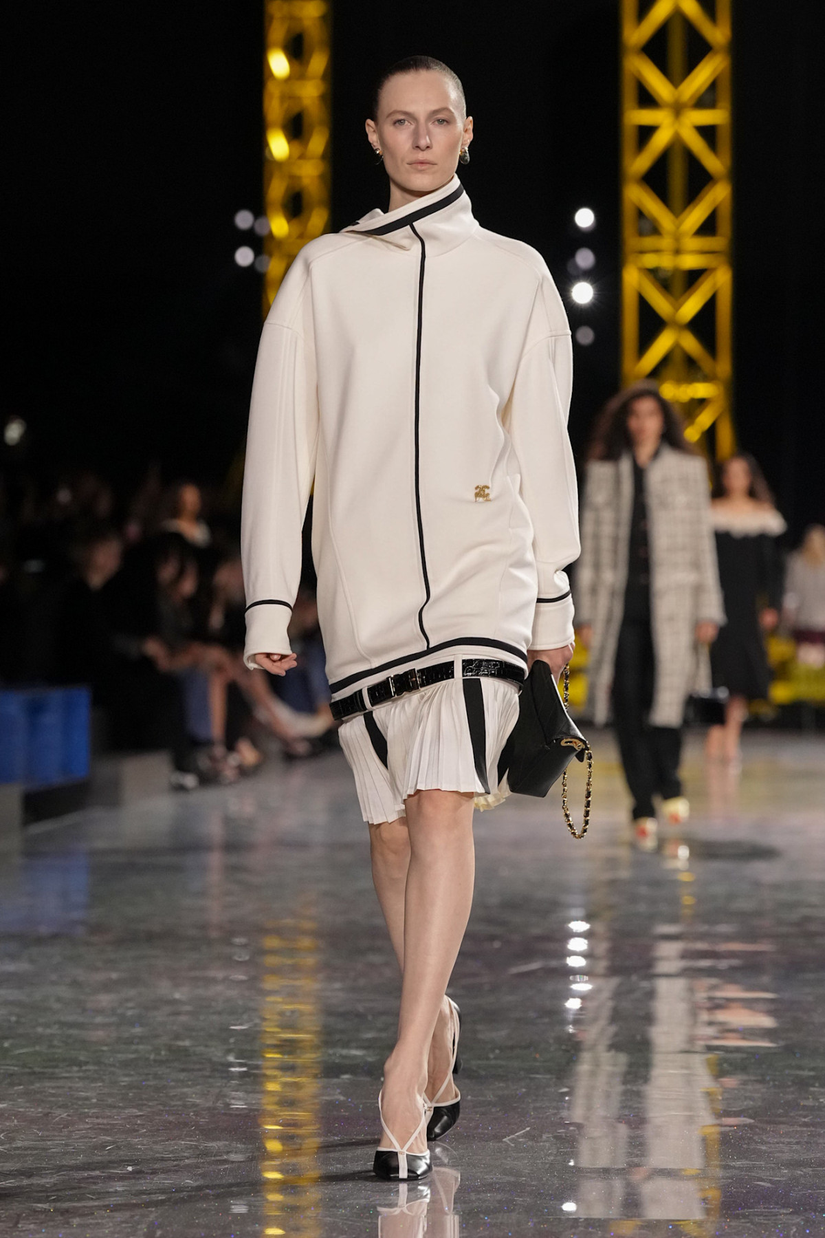 Блазі шокував публіку супернизькою посадкою штанів на показі Chanel, опустивши пояс нижче стегон.
13