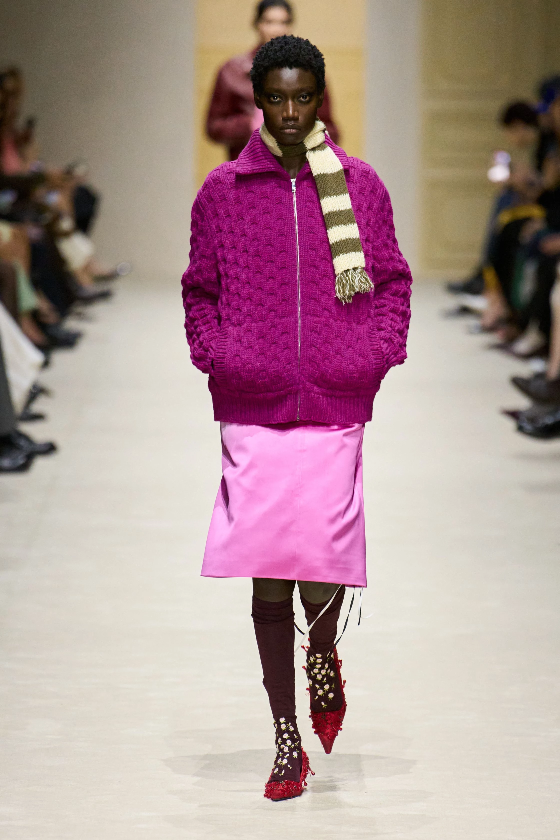 П'ятнадцять манекенниць, шістдесят луків та нашарування: свіжа збірка Prada осінь-зима 2026/2027
6