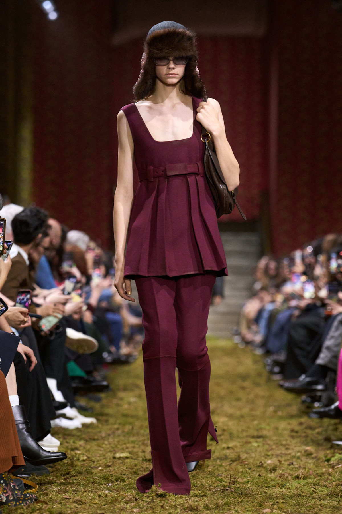 Джуліанна Мур здивувала всіх, дефілюючи на показі Miu Miu.
16