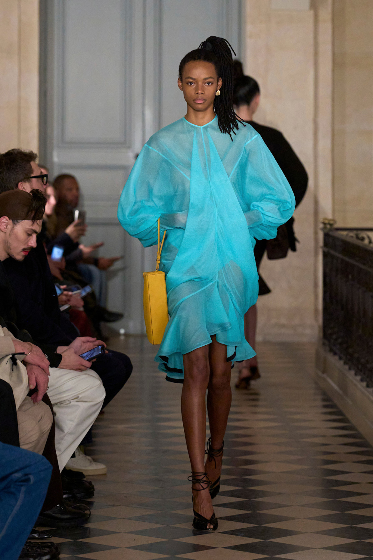 Jacquemus: кокетливий кітч, висока мода та зачіски-“пальми” в стилі 80-х
13