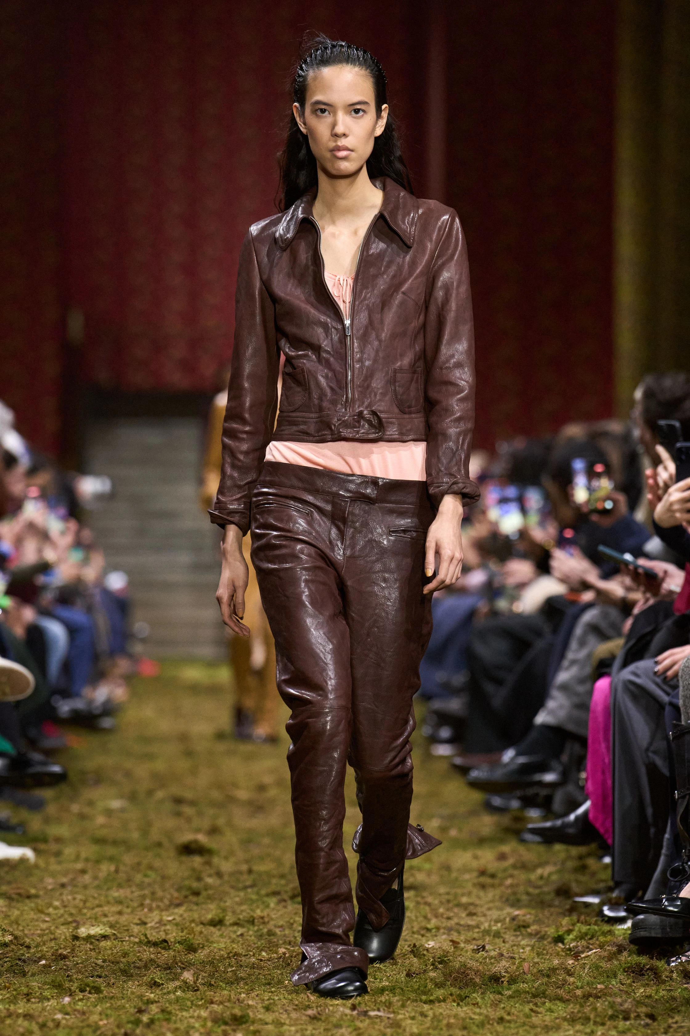 Свіжа лінія Miu Miu осінь-зима 2026/2027: мінімалістична концепція від Miuccia Prada
7