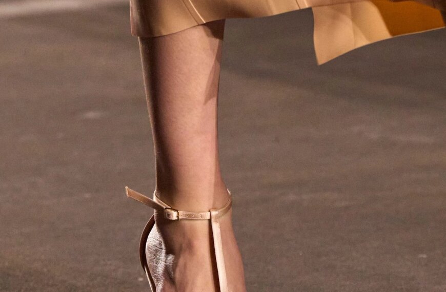 Відродження 90-х: сандалі-саломе з тоненькими ремінцями — must-have літнього взуття 2026