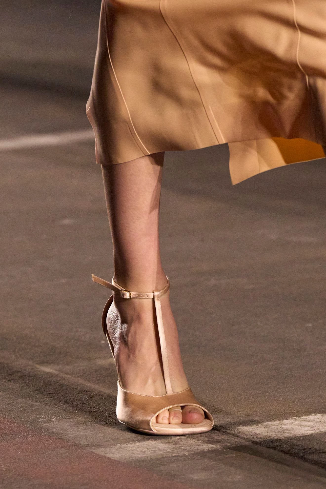 Відродження 90-х: сандалі-саломе з тоненькими ремінцями — must-have літнього взуття 2026