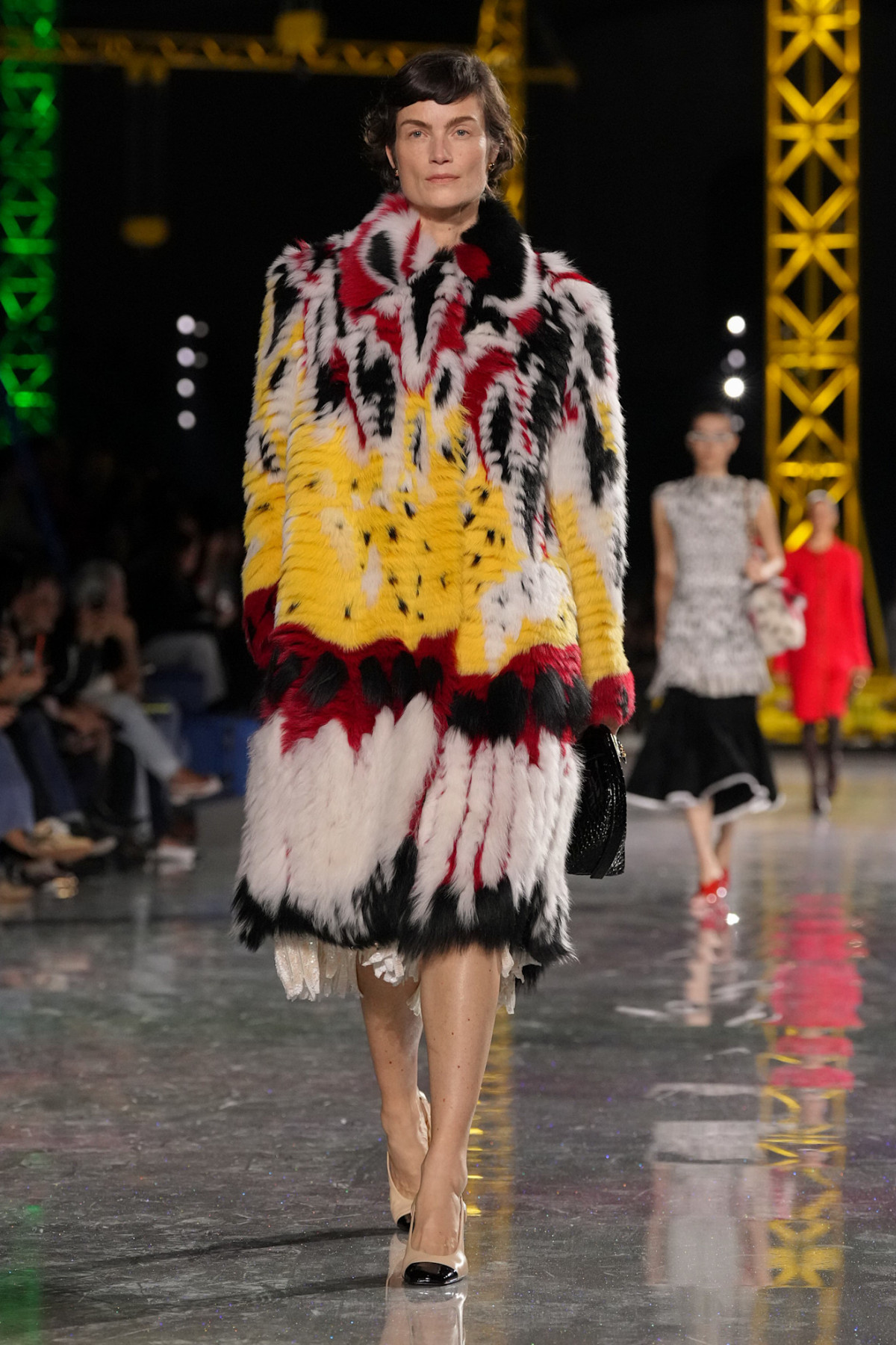 Блазі шокував публіку супернизькою посадкою штанів на показі Chanel, опустивши пояс нижче стегон.
33