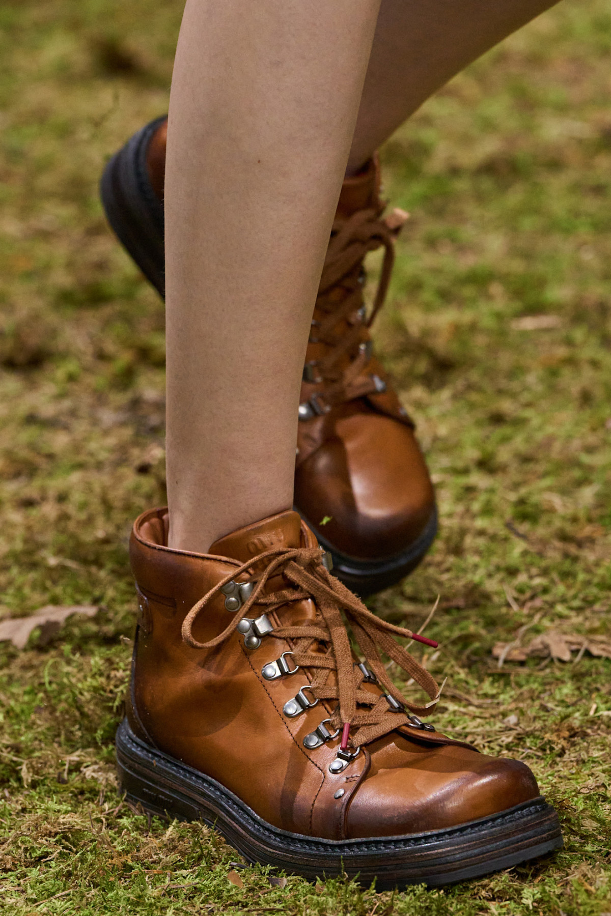 Джуліанна Мур здивувала всіх, дефілюючи на показі Miu Miu.
22