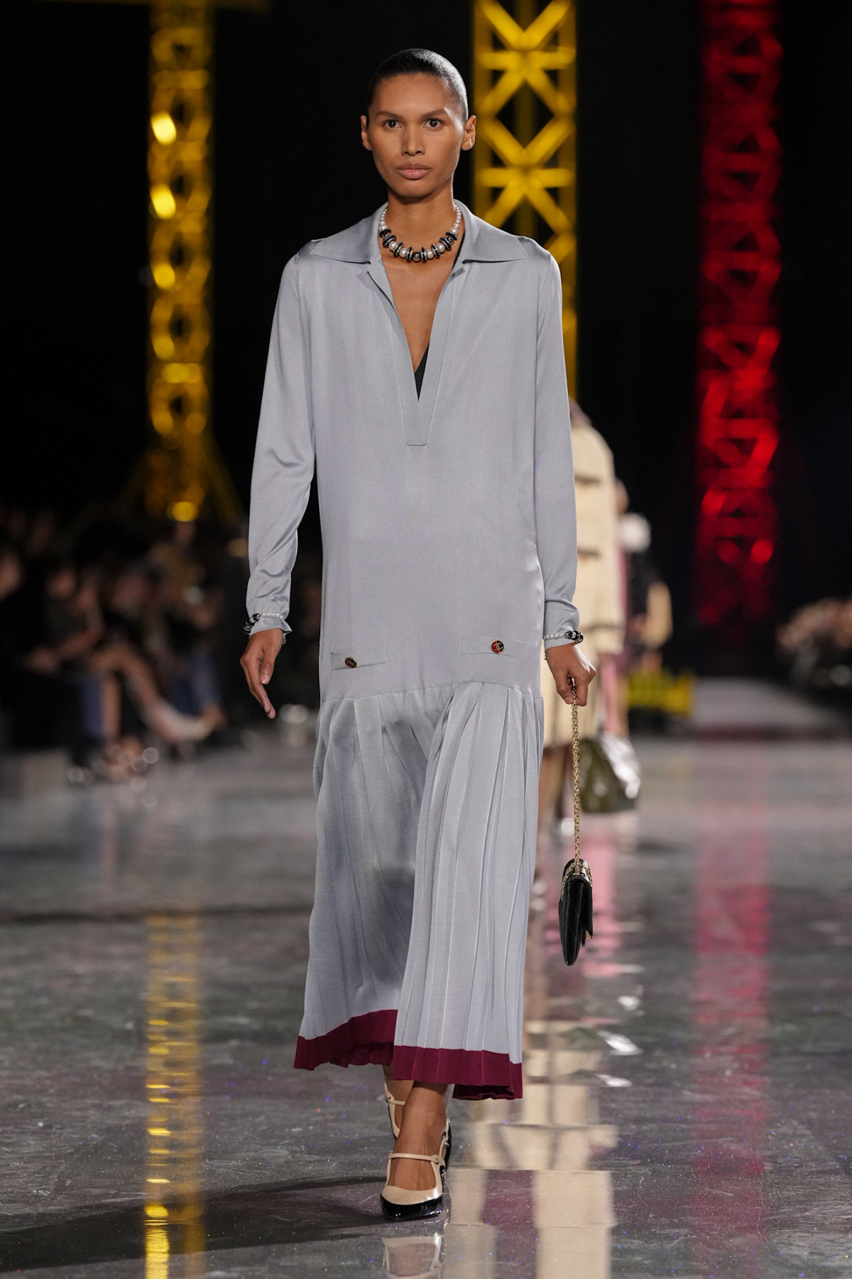 Блазі шокував публіку супернизькою посадкою штанів на показі Chanel, опустивши пояс нижче стегон.
16