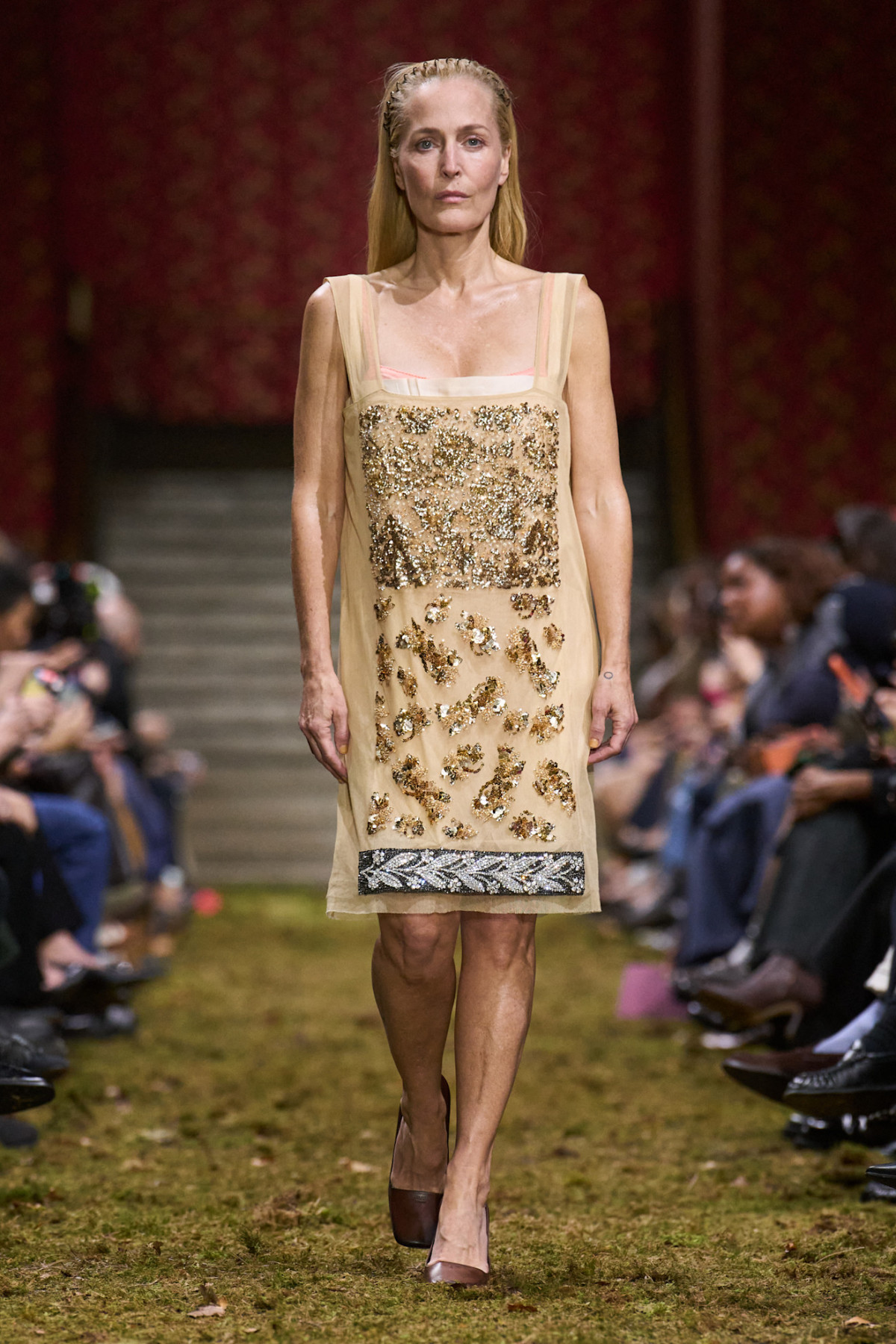 Джуліанна Мур здивувала всіх, дефілюючи на показі Miu Miu.
0