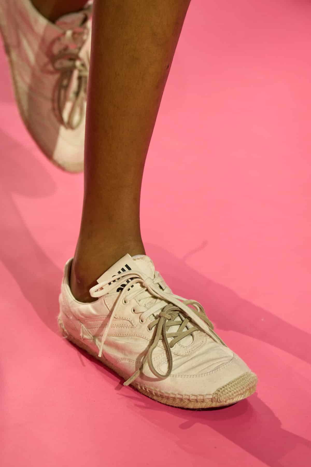 Ключові тенденції взуття: кросівки та черевики на шнурках.
7