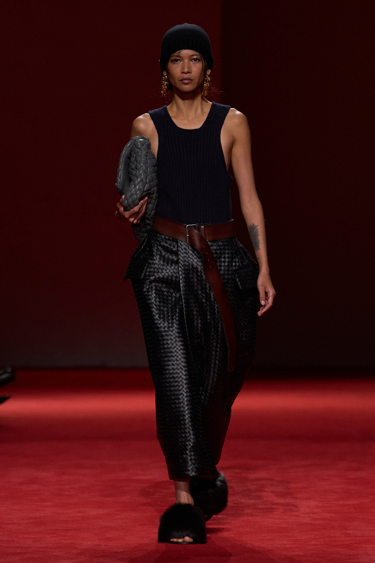 Округлені силуети та блискучі хутра: ключові тренди з показу Bottega Veneta
11