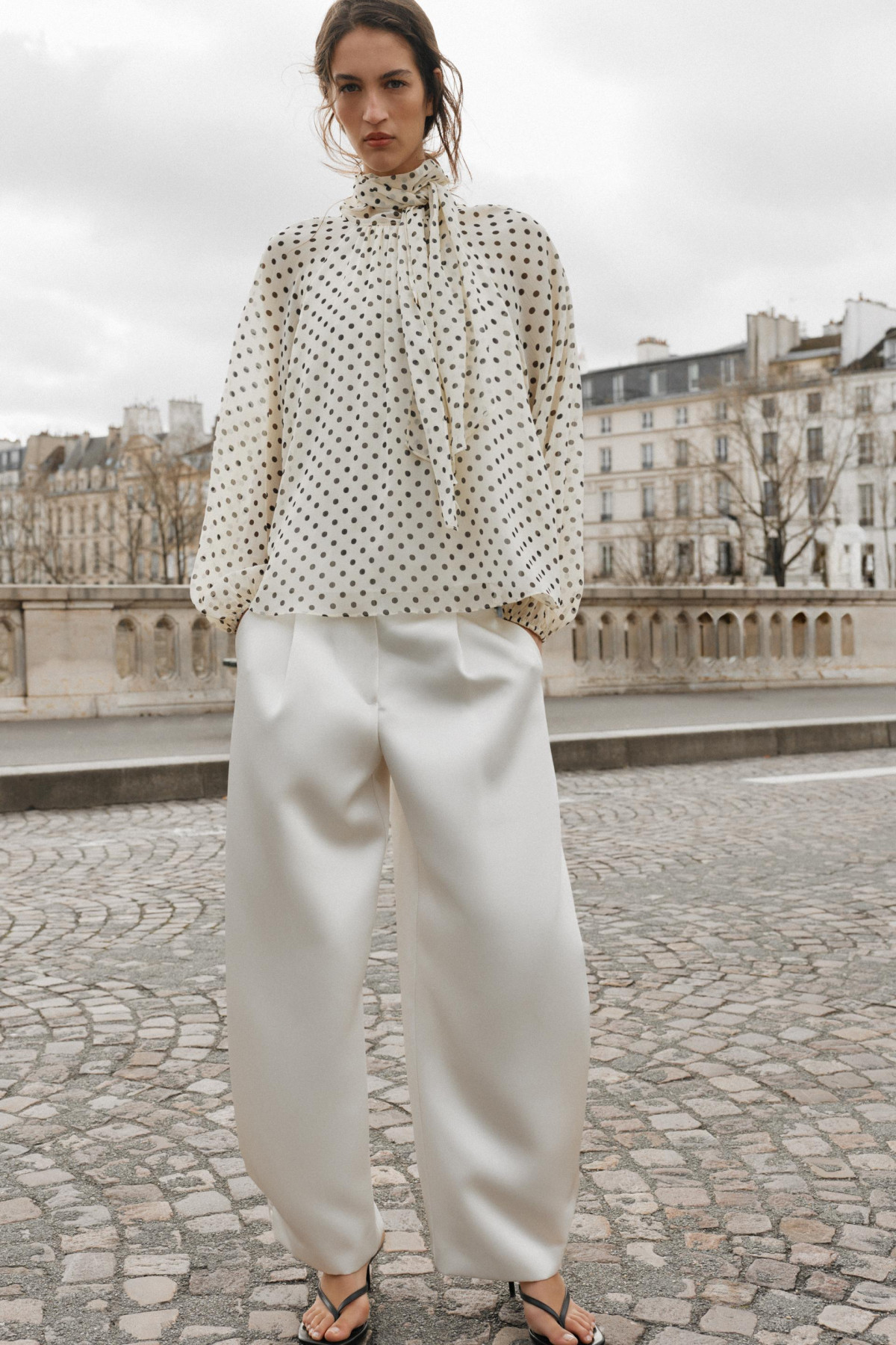 Горошок в моді: весняні луки з використанням принта.
5