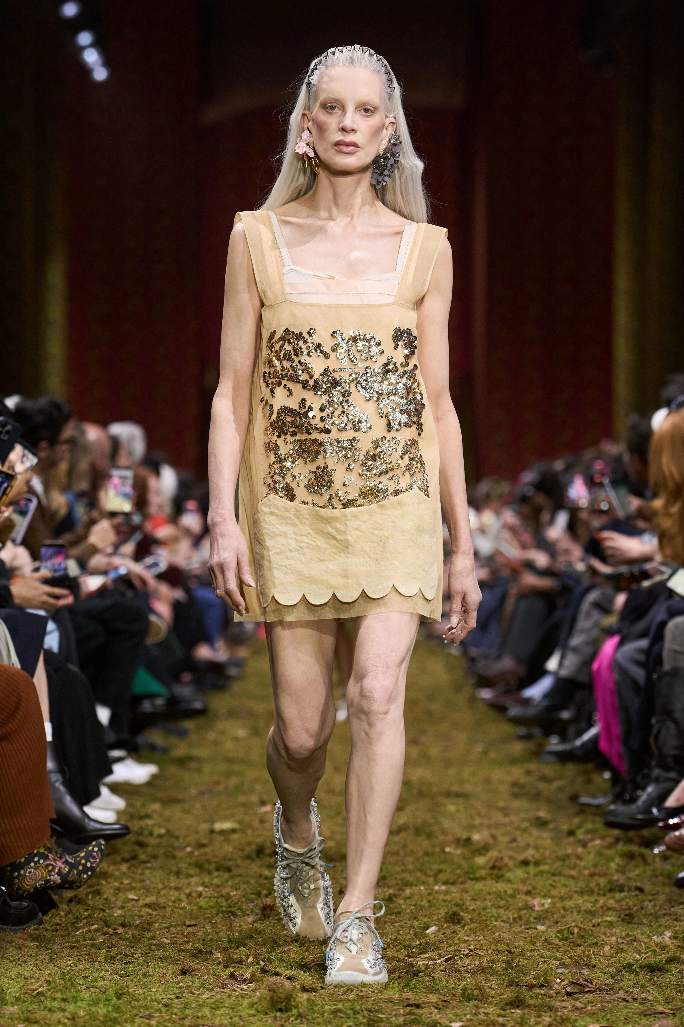 Свіжа лінія Miu Miu осінь-зима 2026/2027: мінімалістична концепція від Miuccia Prada
16