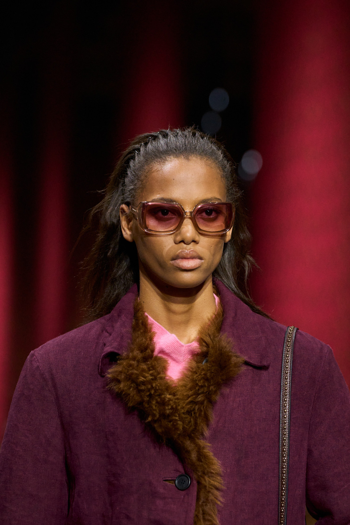 Джуліанна Мур здивувала всіх, дефілюючи на показі Miu Miu.
26