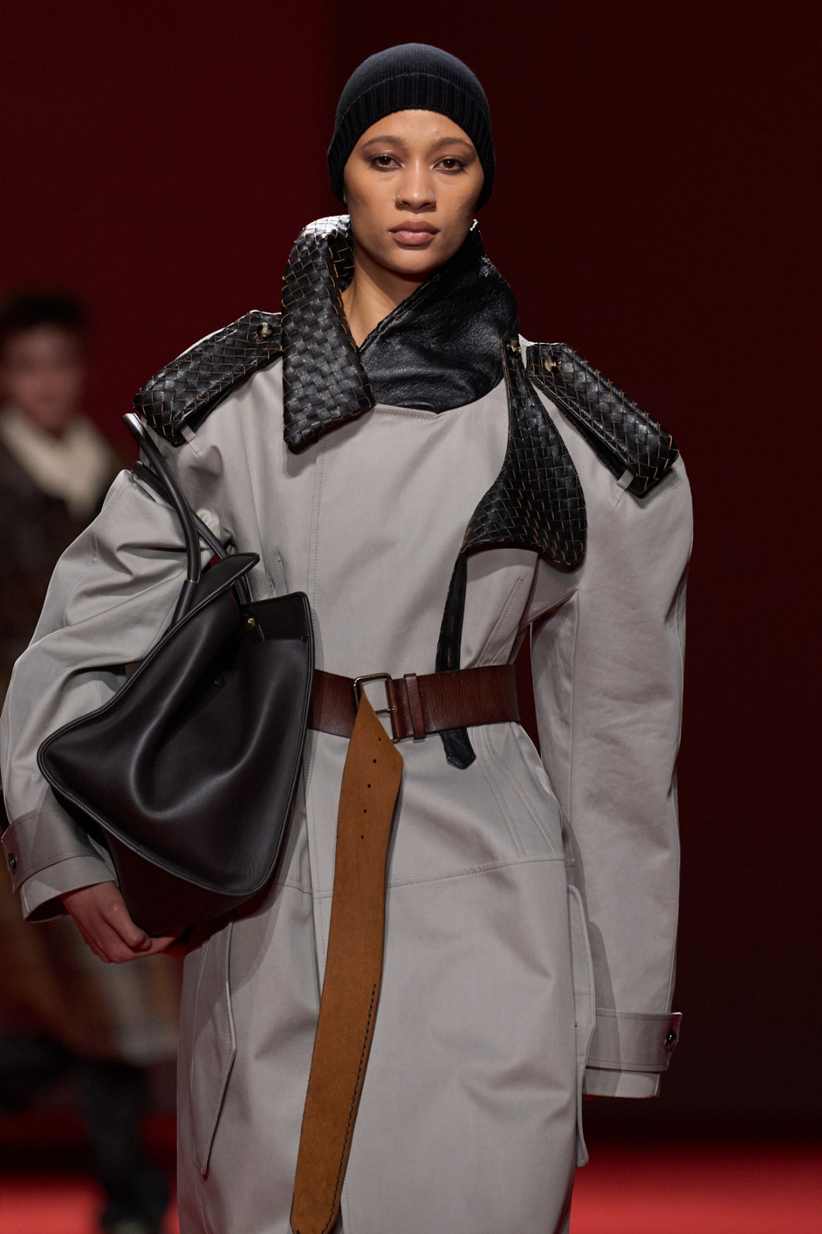 Округлені силуети та блискучі хутра: ключові тренди з показу Bottega Veneta
4