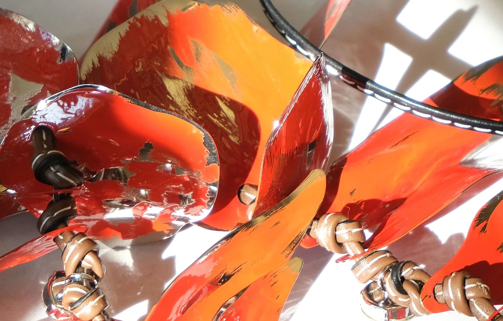 Ручний розпис на намисті. Photo: Alma Libera2