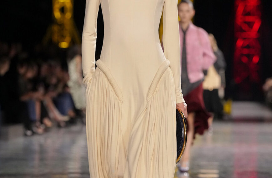 Блазі шокував публіку супернизькою посадкою штанів на показі Chanel, опустивши пояс нижче стегон.