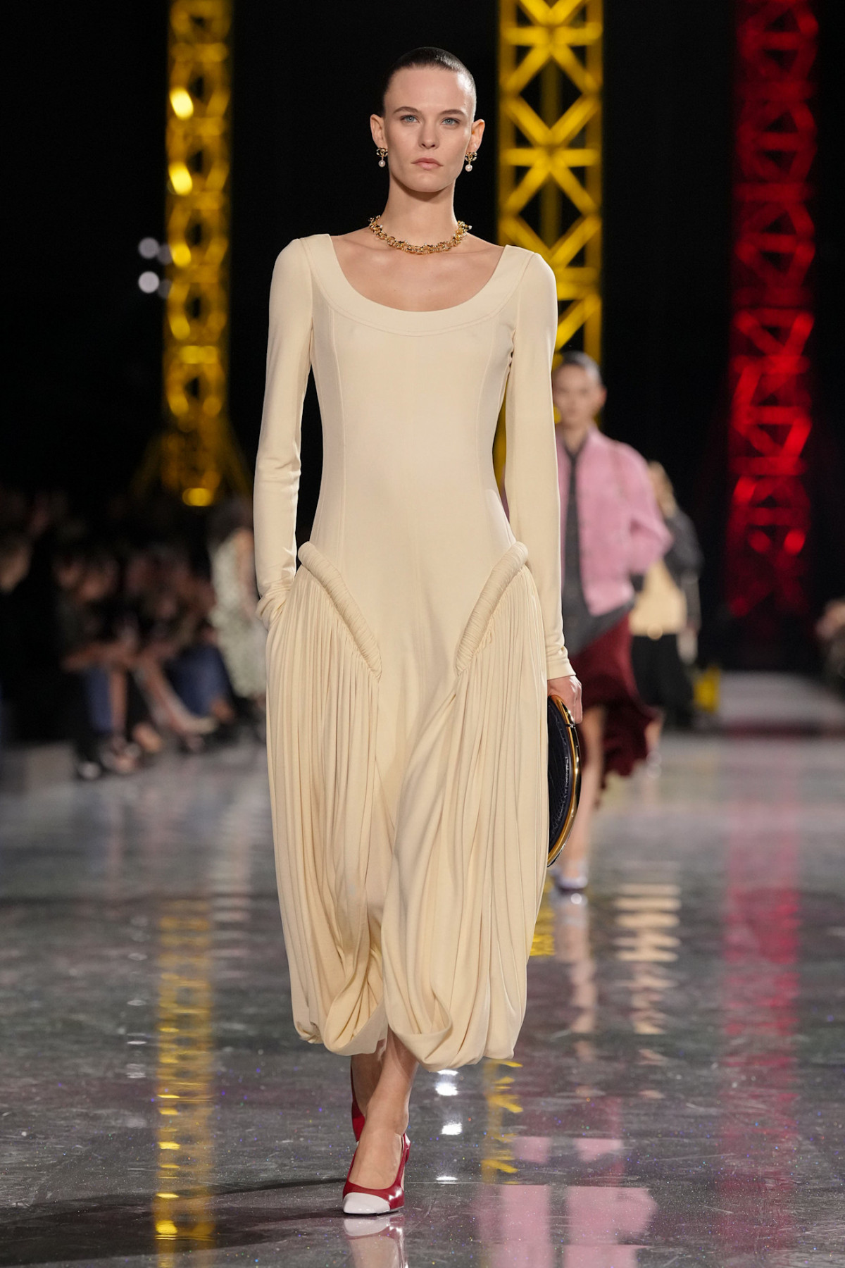 Блазі шокував публіку супернизькою посадкою штанів на показі Chanel, опустивши пояс нижче стегон.
0