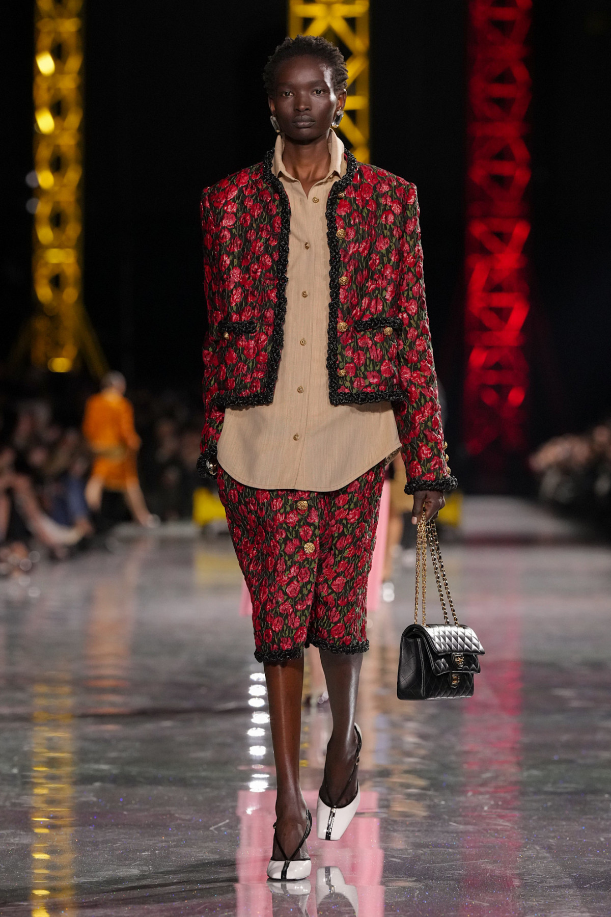 Блазі шокував публіку супернизькою посадкою штанів на показі Chanel, опустивши пояс нижче стегон.
23