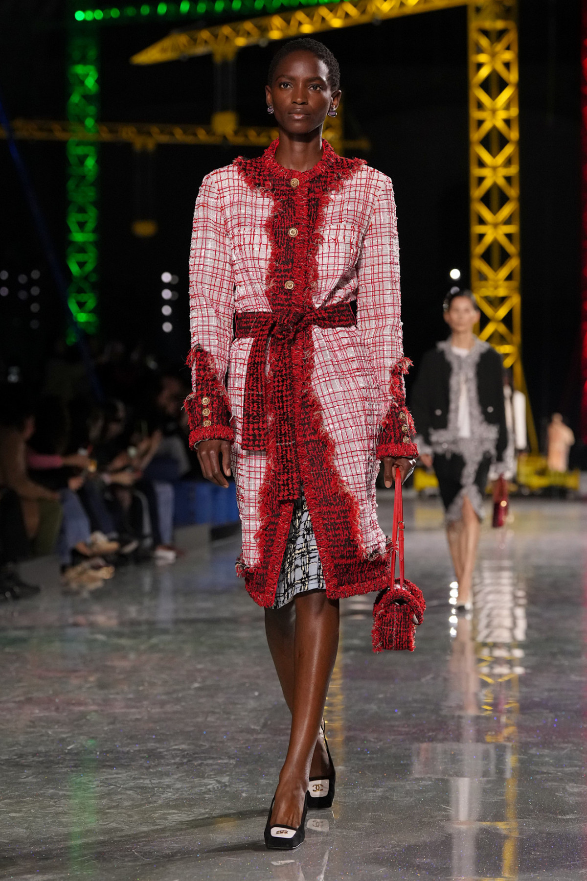 Блазі шокував публіку супернизькою посадкою штанів на показі Chanel, опустивши пояс нижче стегон.
32