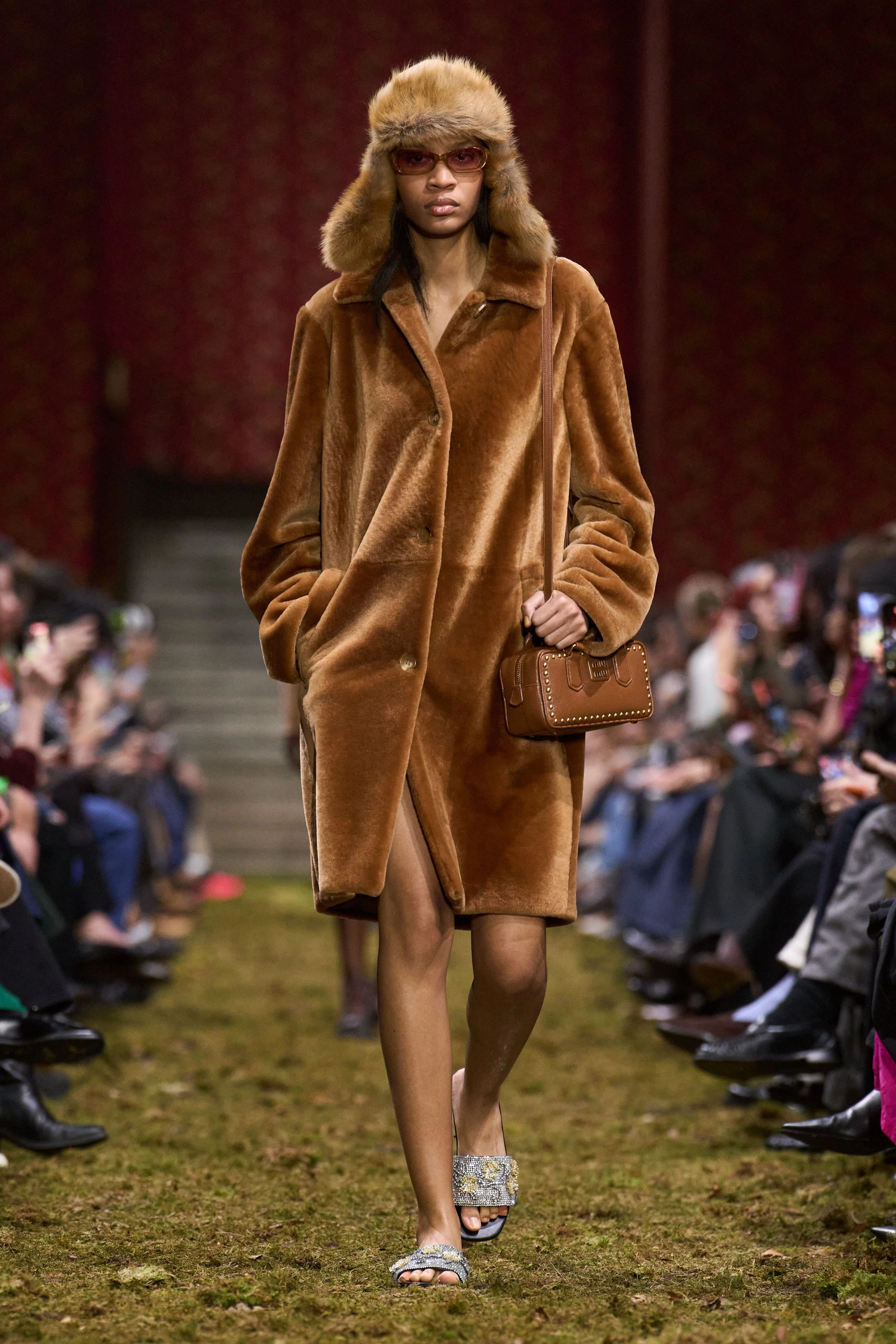 Свіжа лінія Miu Miu осінь-зима 2026/2027: мінімалістична концепція від Miuccia Prada
11